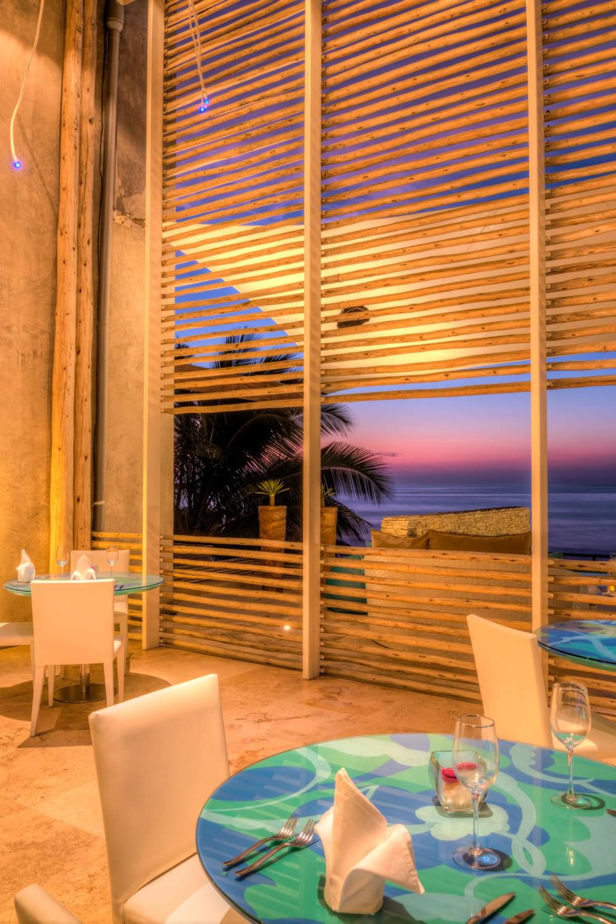 Restaurant/places to eat in DCO Suites Lounge & Spa