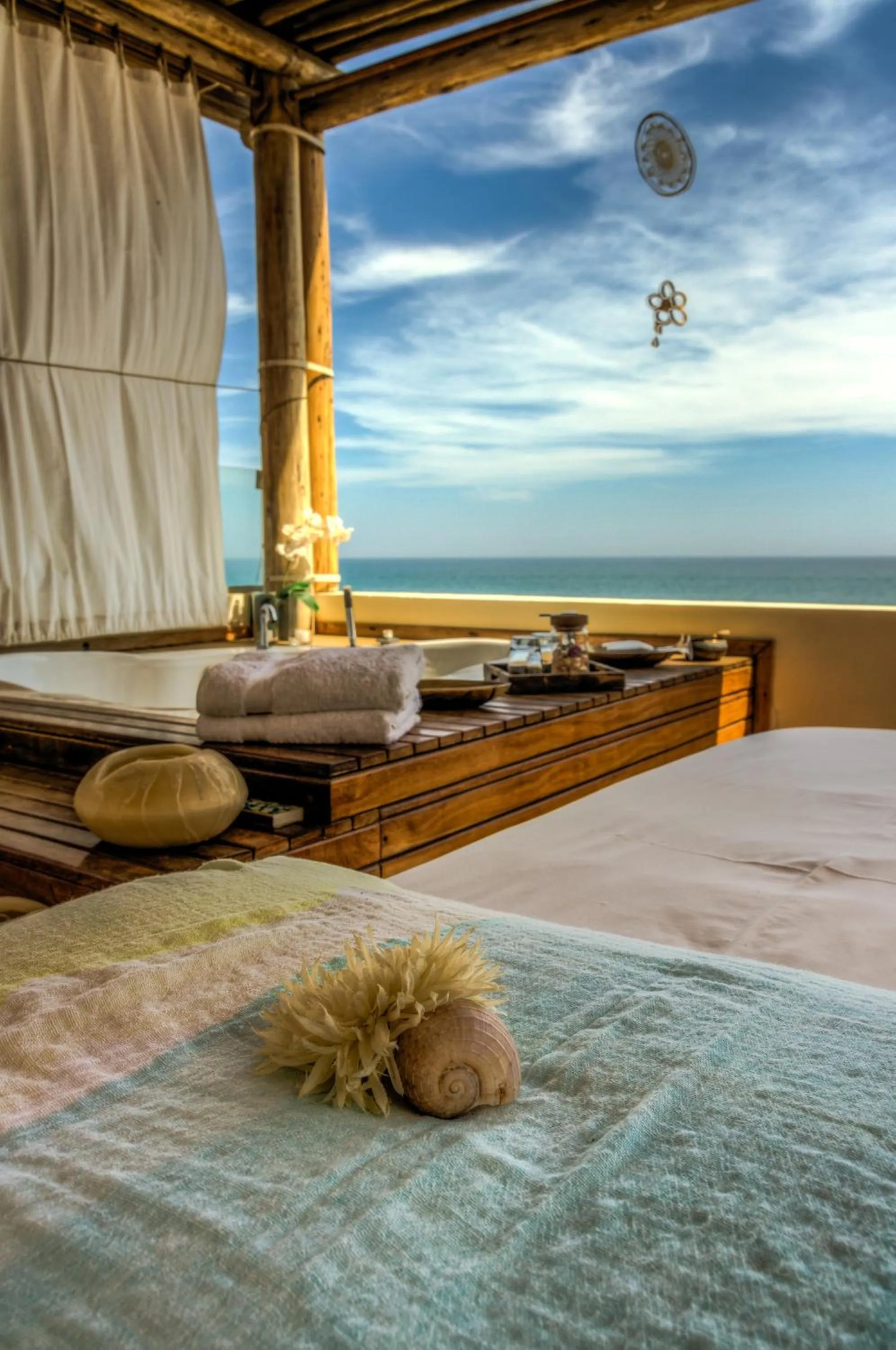 Hot Tub, Bed in DCO Suites Lounge & Spa