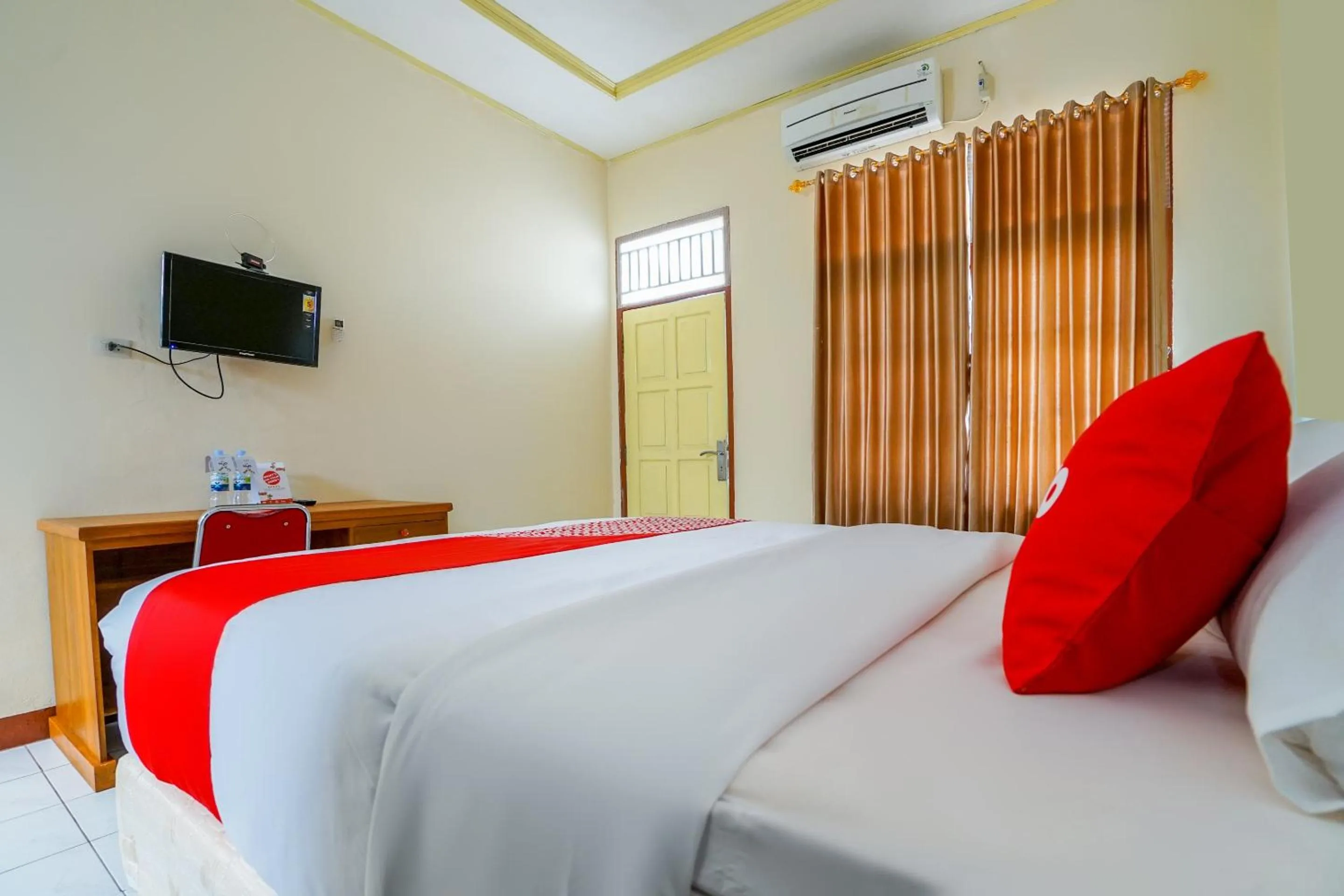 Bedroom in OYO 2177 Trikora Indah Residence