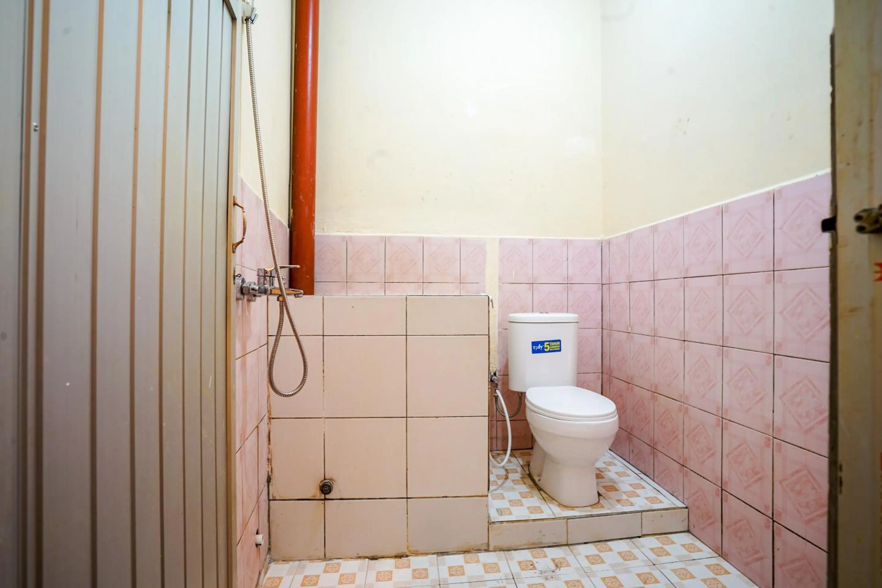 Bathroom in OYO 2177 Trikora Indah Residence