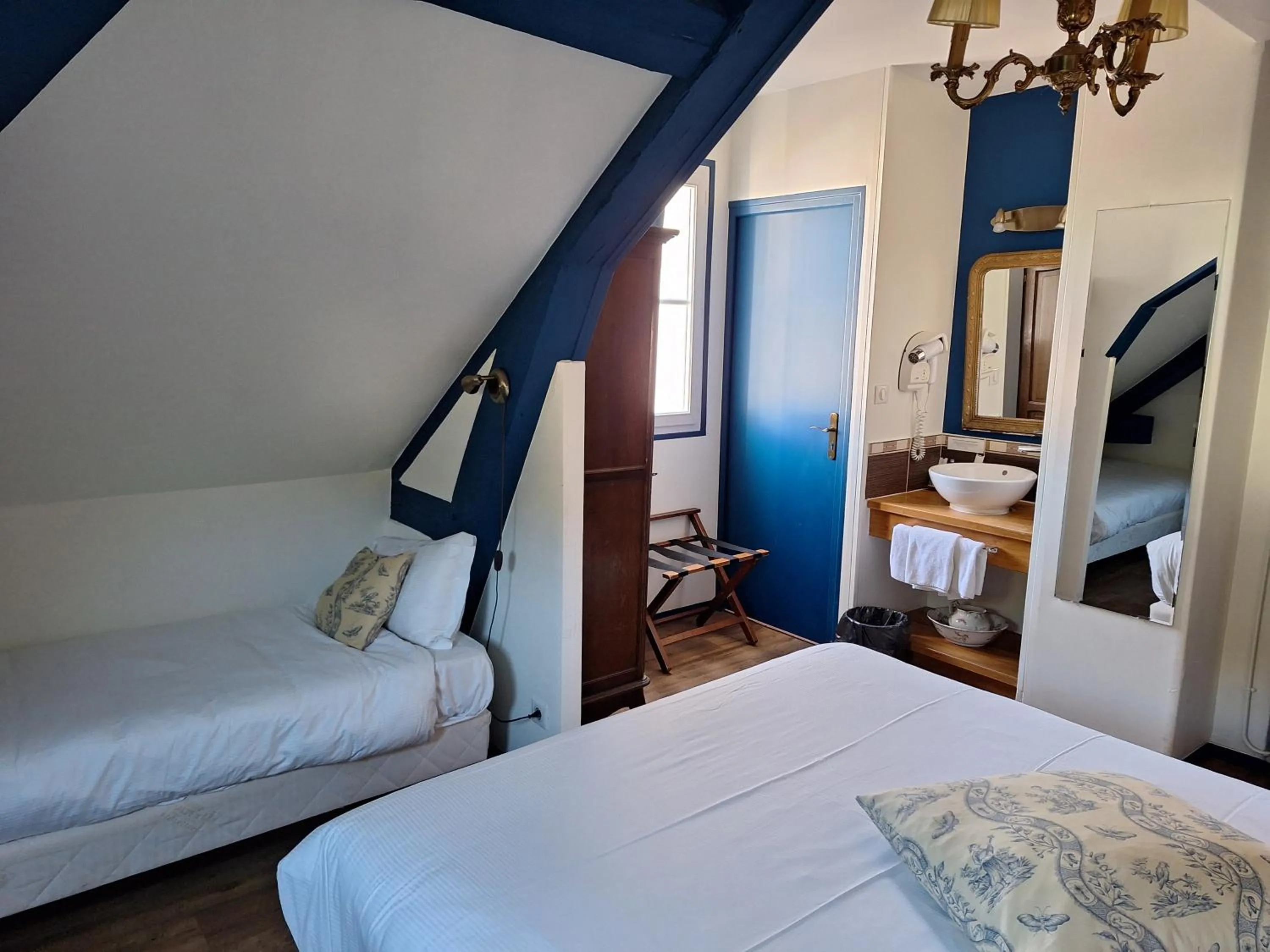 Photo of the whole room, Bed in Hotel de Charme La Bonne Adresse - Logis hotels