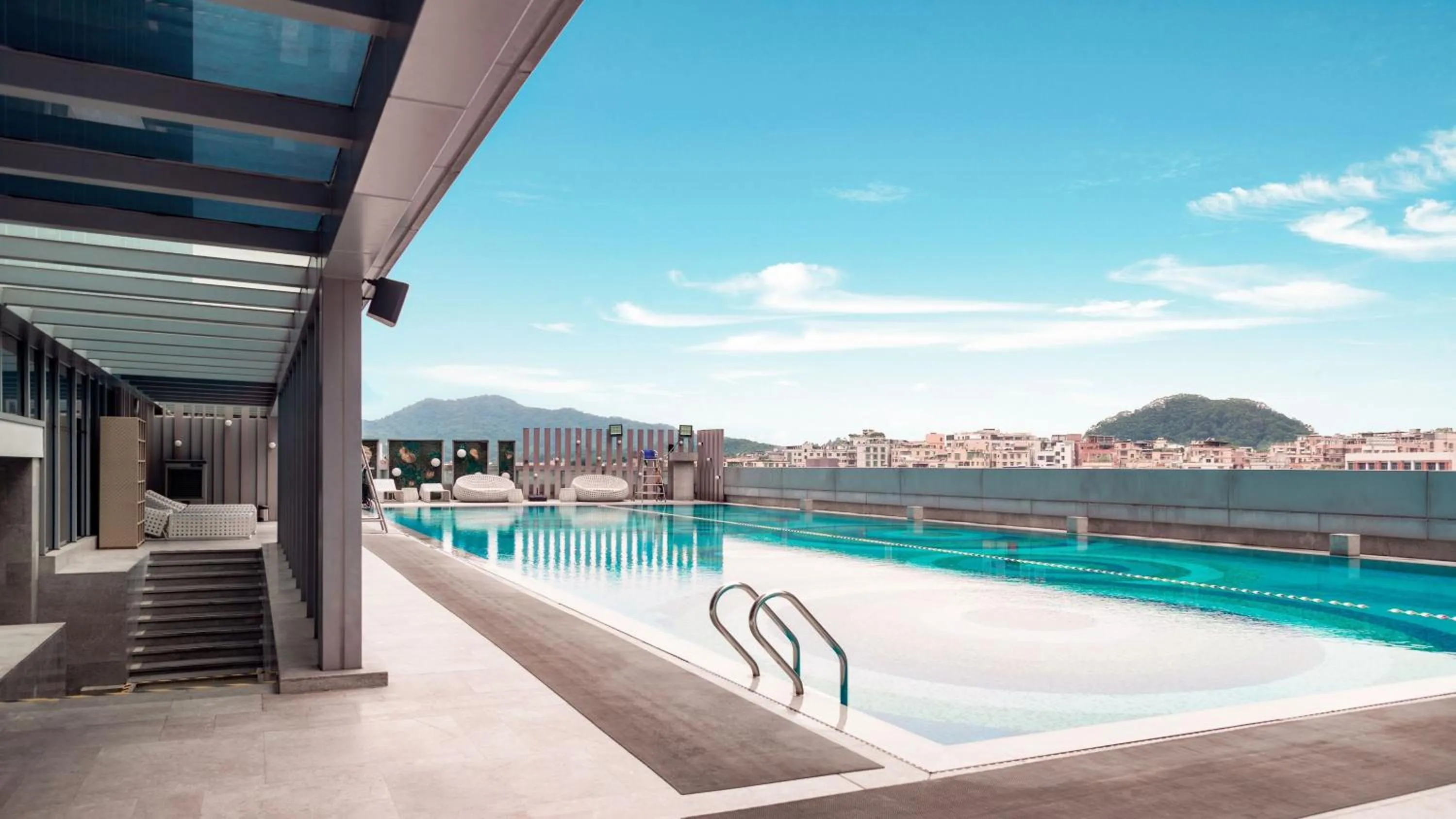 Swimming pool in Holiday Inn Guangzhou South Lake-an lHG Hotel