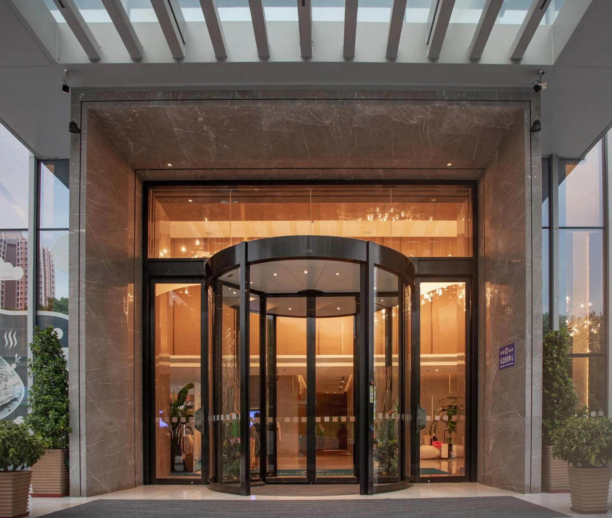 Property building in Holiday Inn Guangzhou South Lake-an lHG Hotel