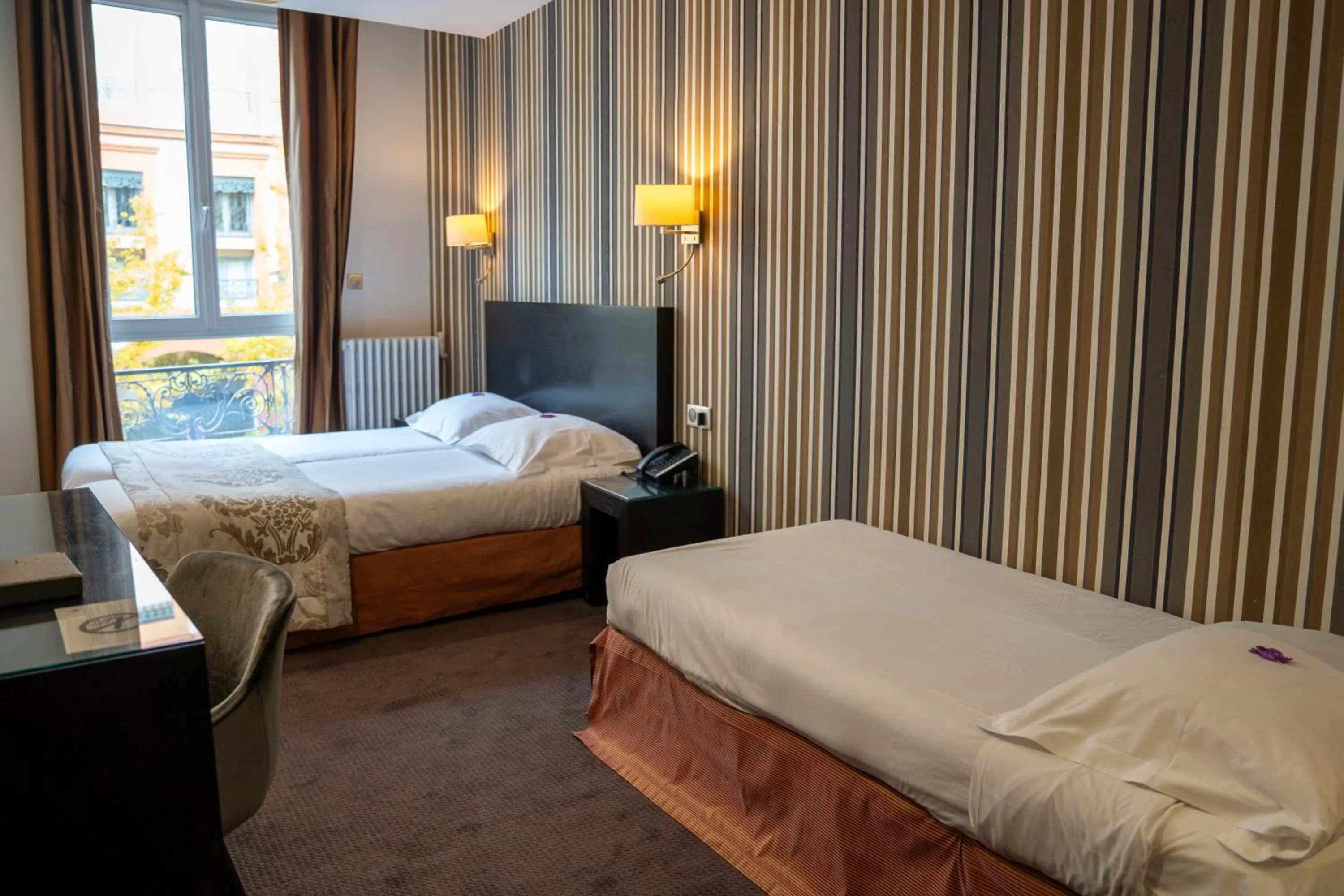 Bedroom, Bed in Grand Hôtel d'Orléans