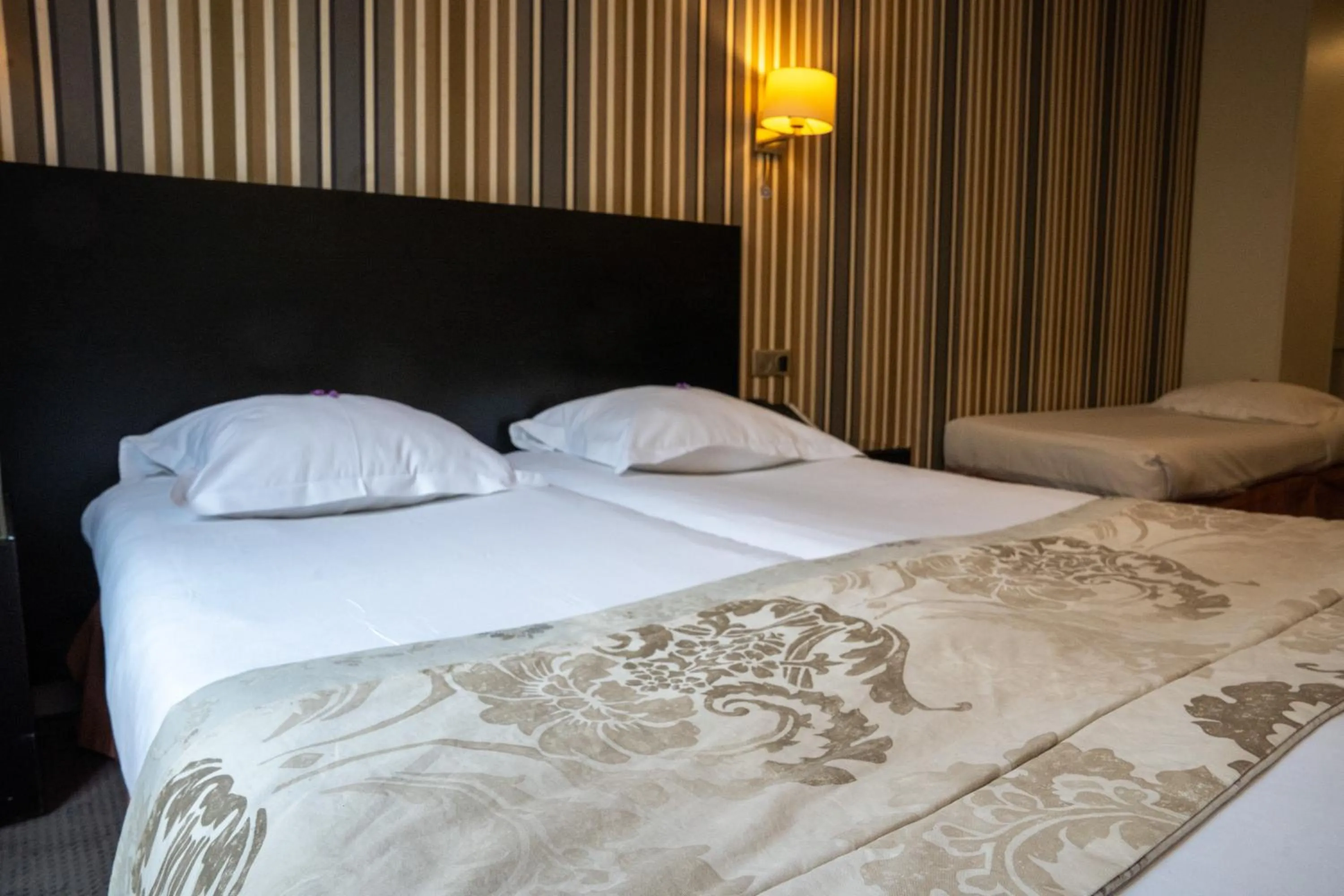 Bedroom, Bed in Grand Hôtel d'Orléans