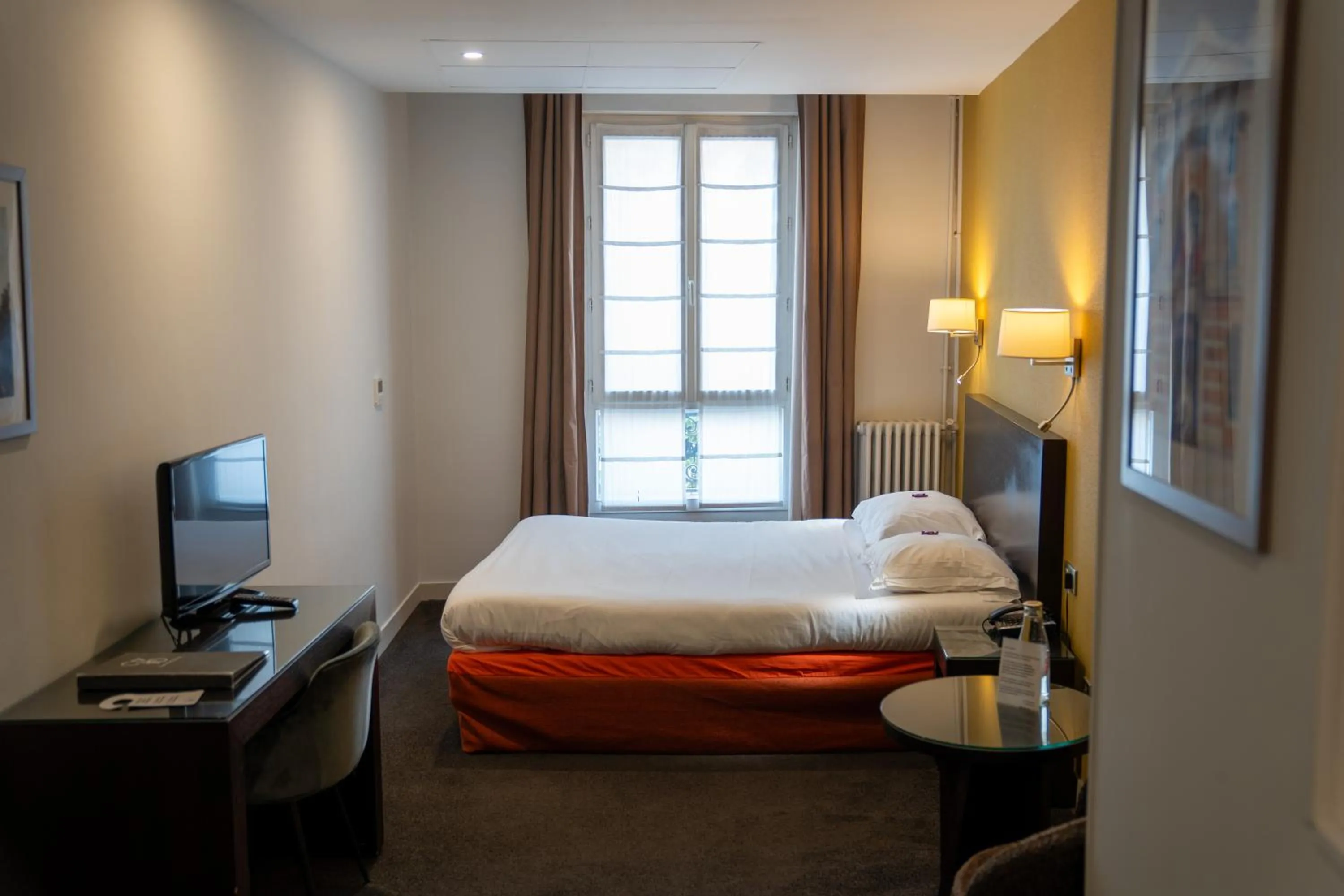 Bedroom, Bed in Grand Hôtel d'Orléans