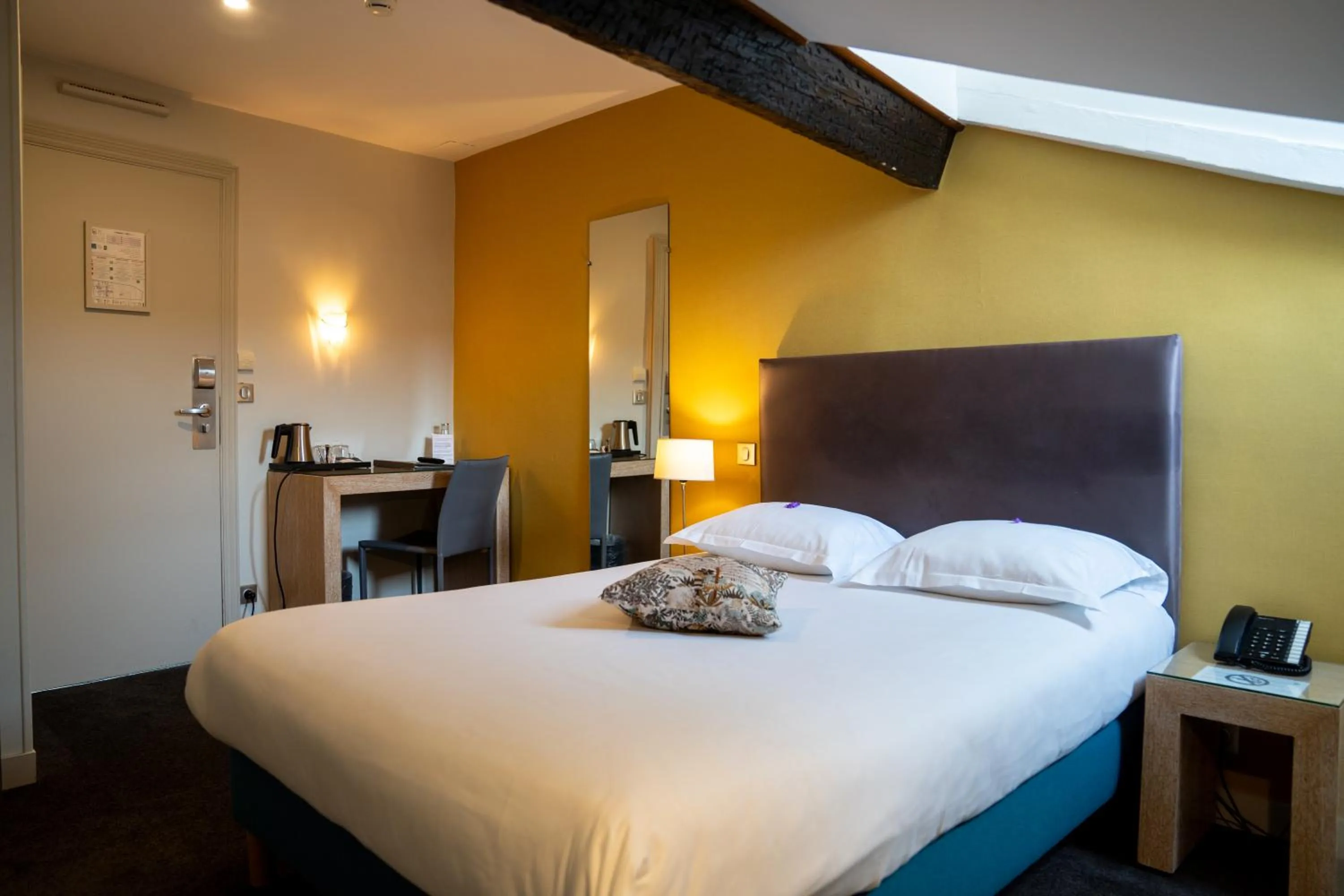 Bedroom, Bed in Grand Hôtel d'Orléans