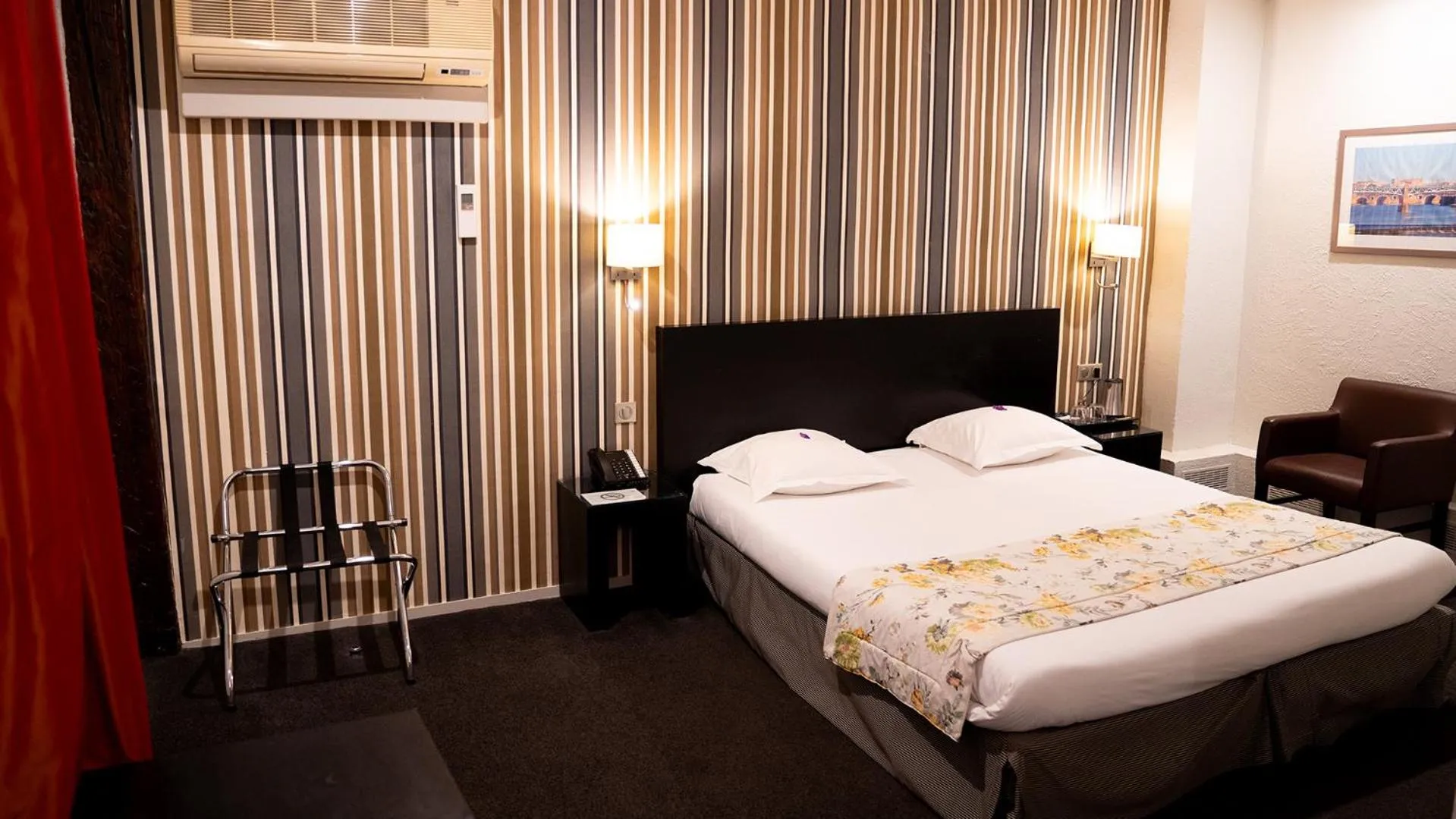 Bedroom, Bed in Grand Hôtel d'Orléans