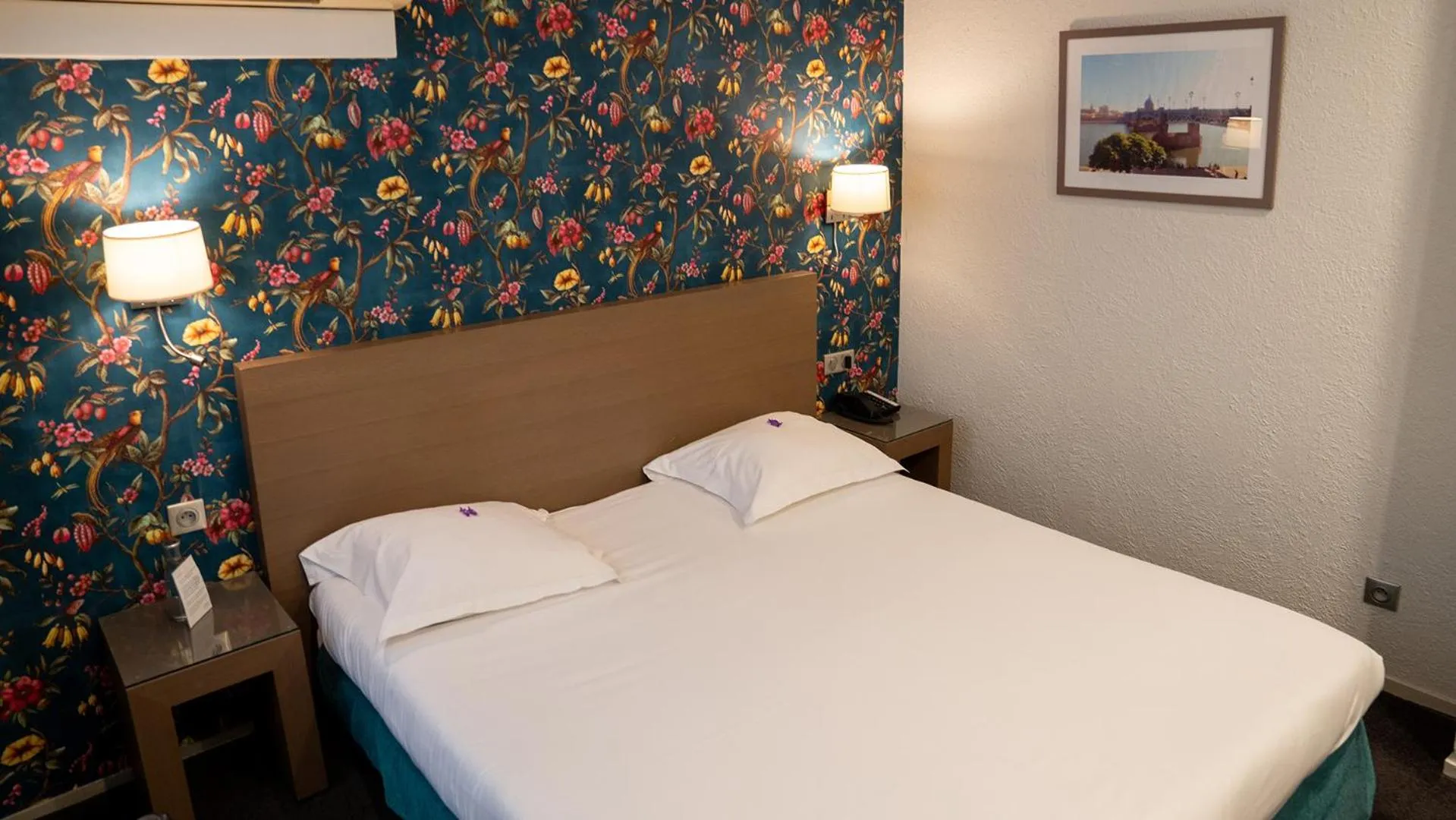 Bedroom, Bed in Grand Hôtel d'Orléans