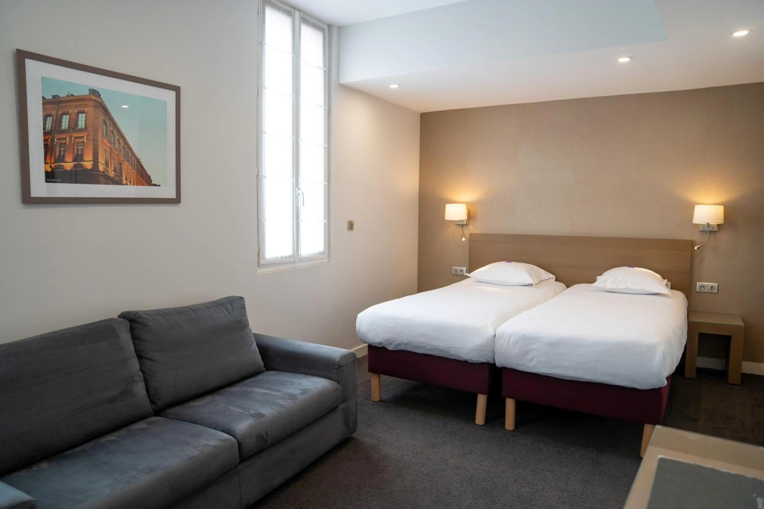 Bedroom, Bed in Grand Hôtel d'Orléans