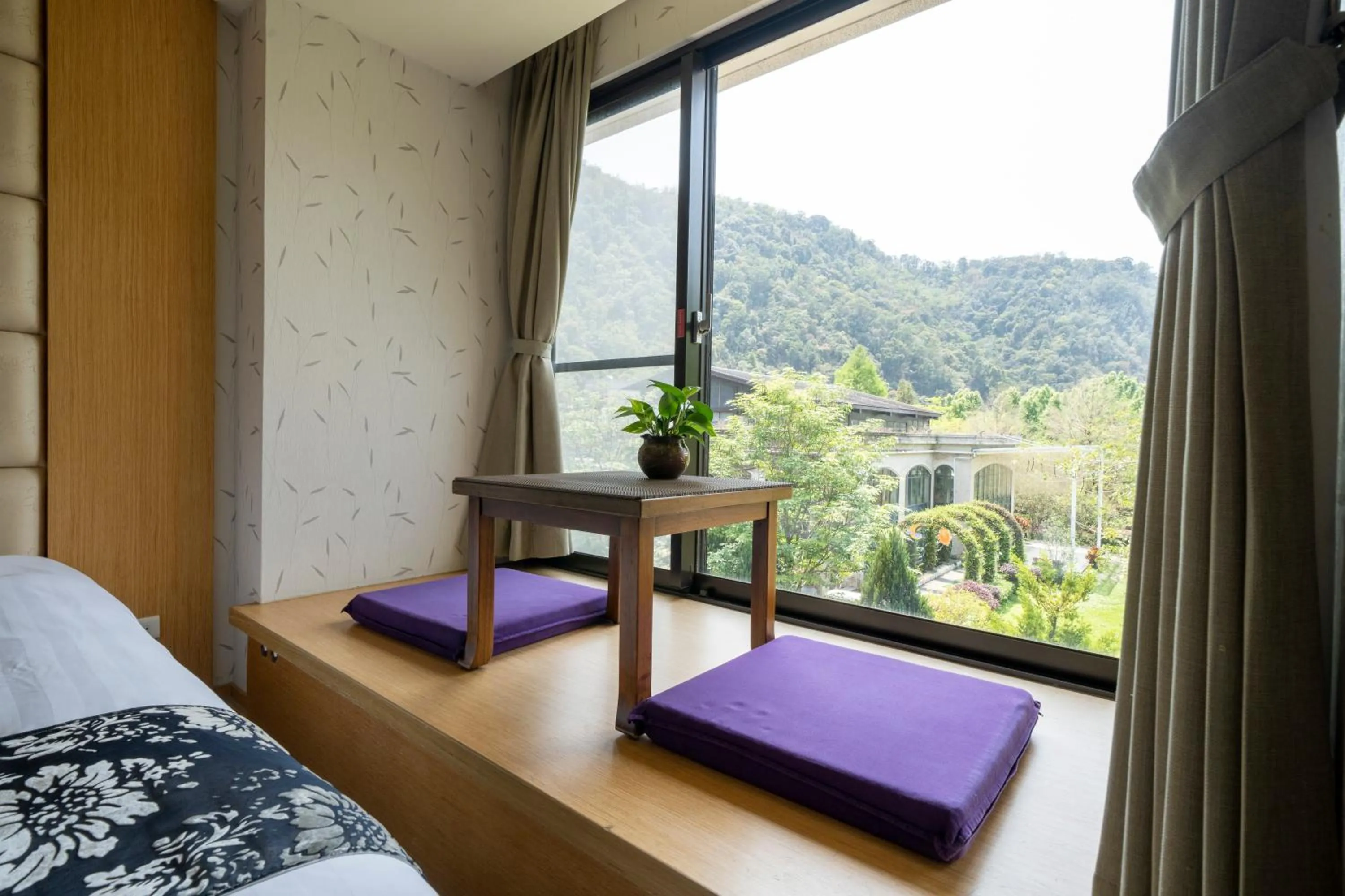 Bed in Tai-Yi Red Maple Resort