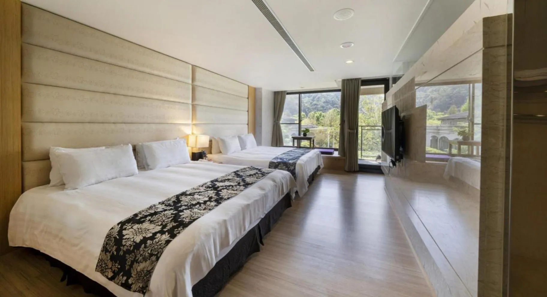 Bed in Tai-Yi Red Maple Resort