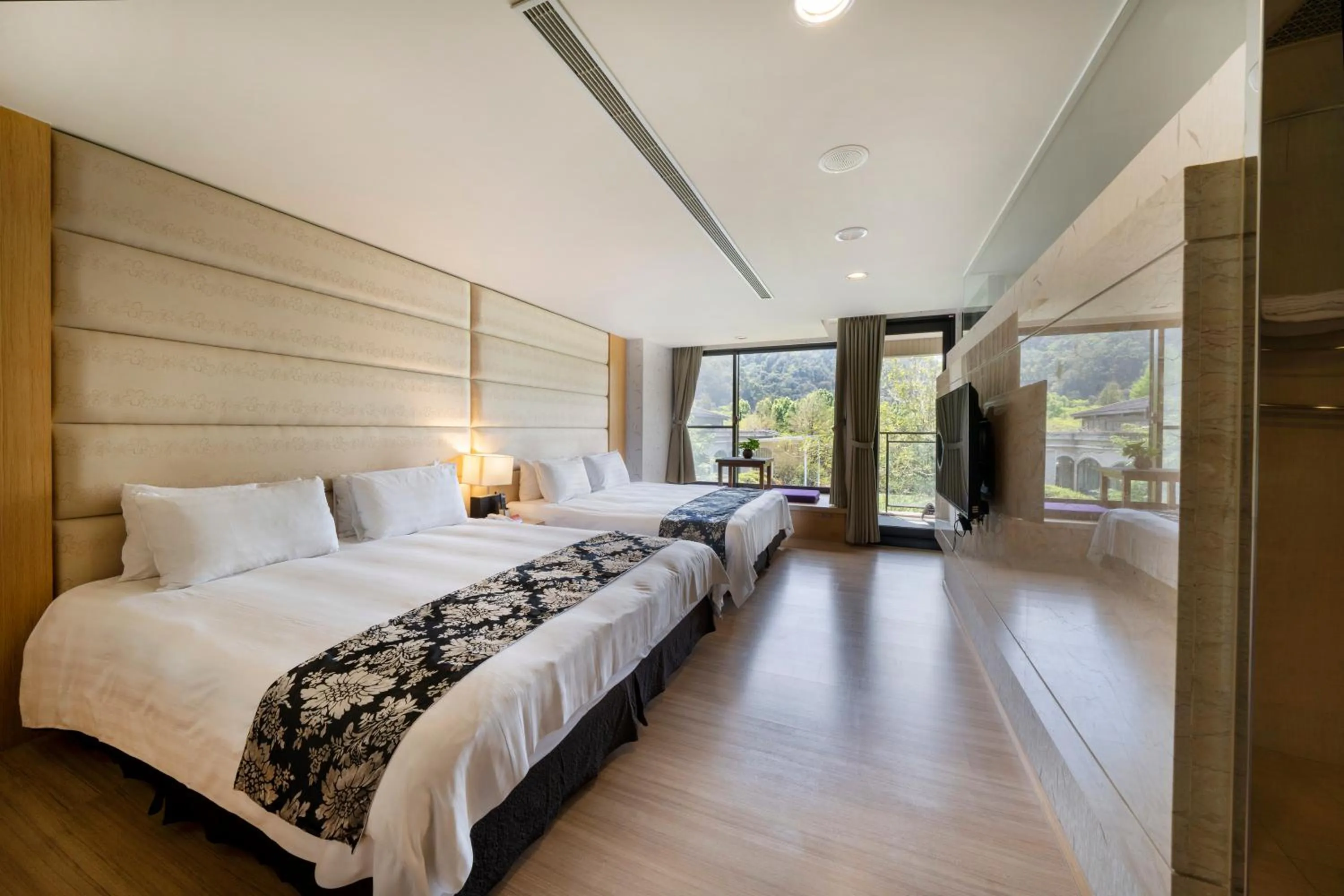 Bed in Tai-Yi Red Maple Resort