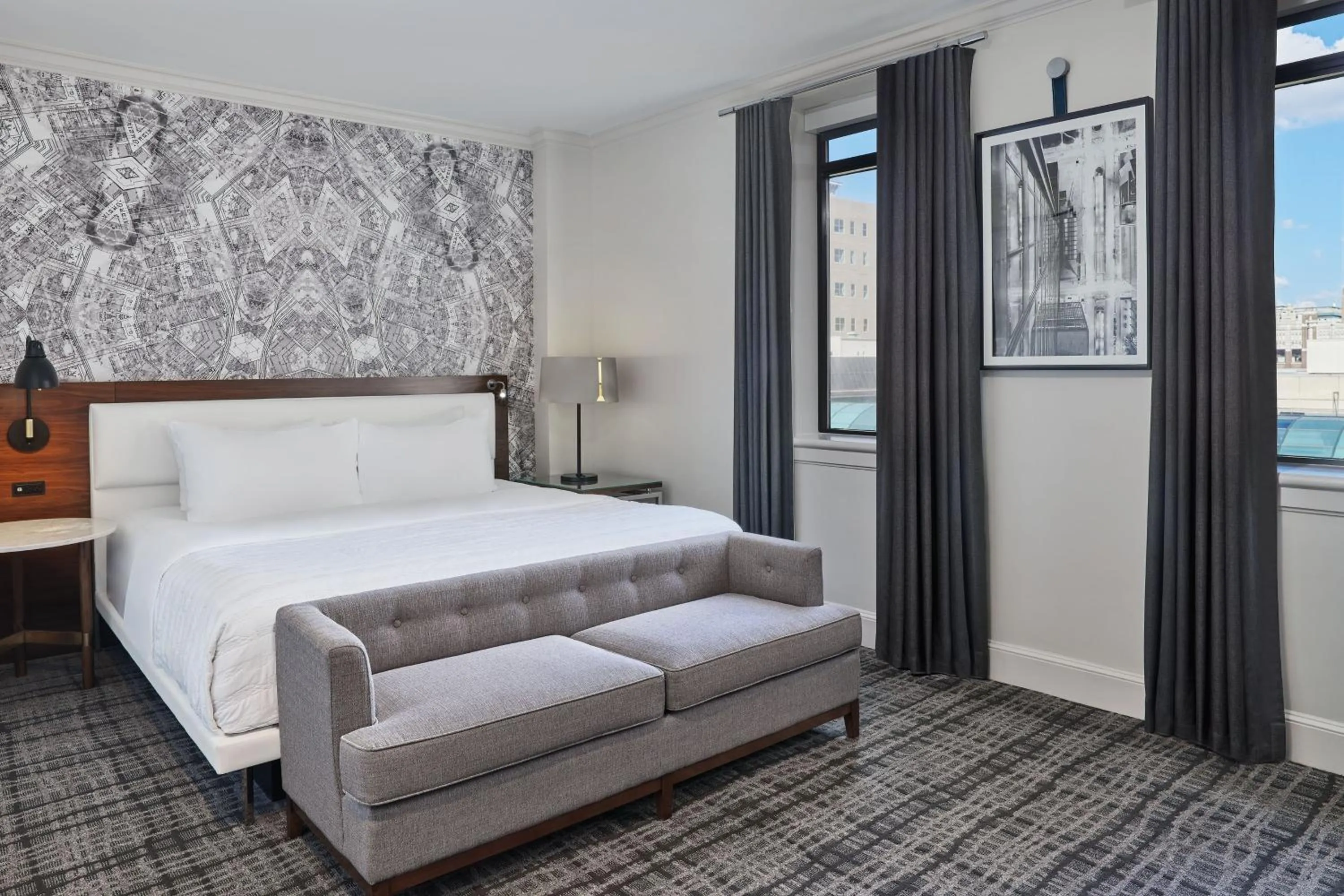 Photo of the whole room, Bed in Le Meridien Indianapolis