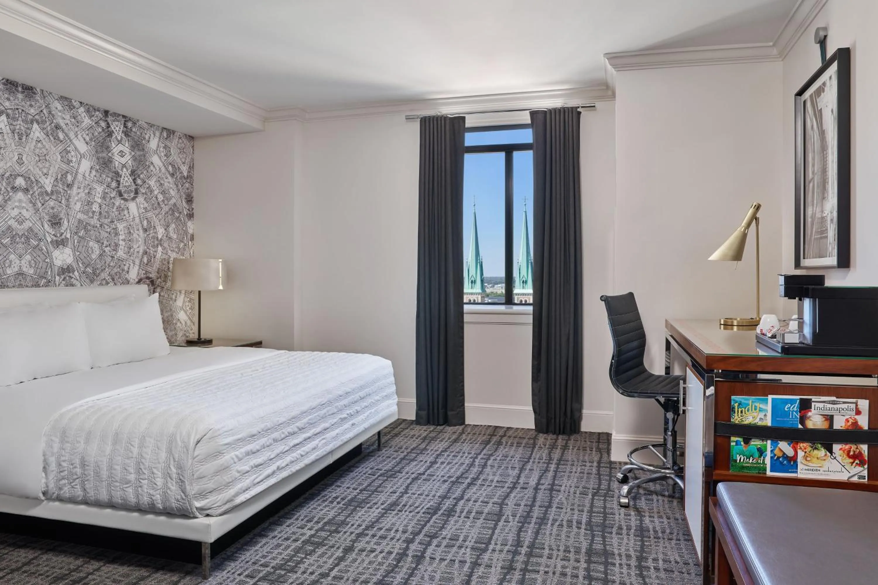 Photo of the whole room, Bed in Le Meridien Indianapolis