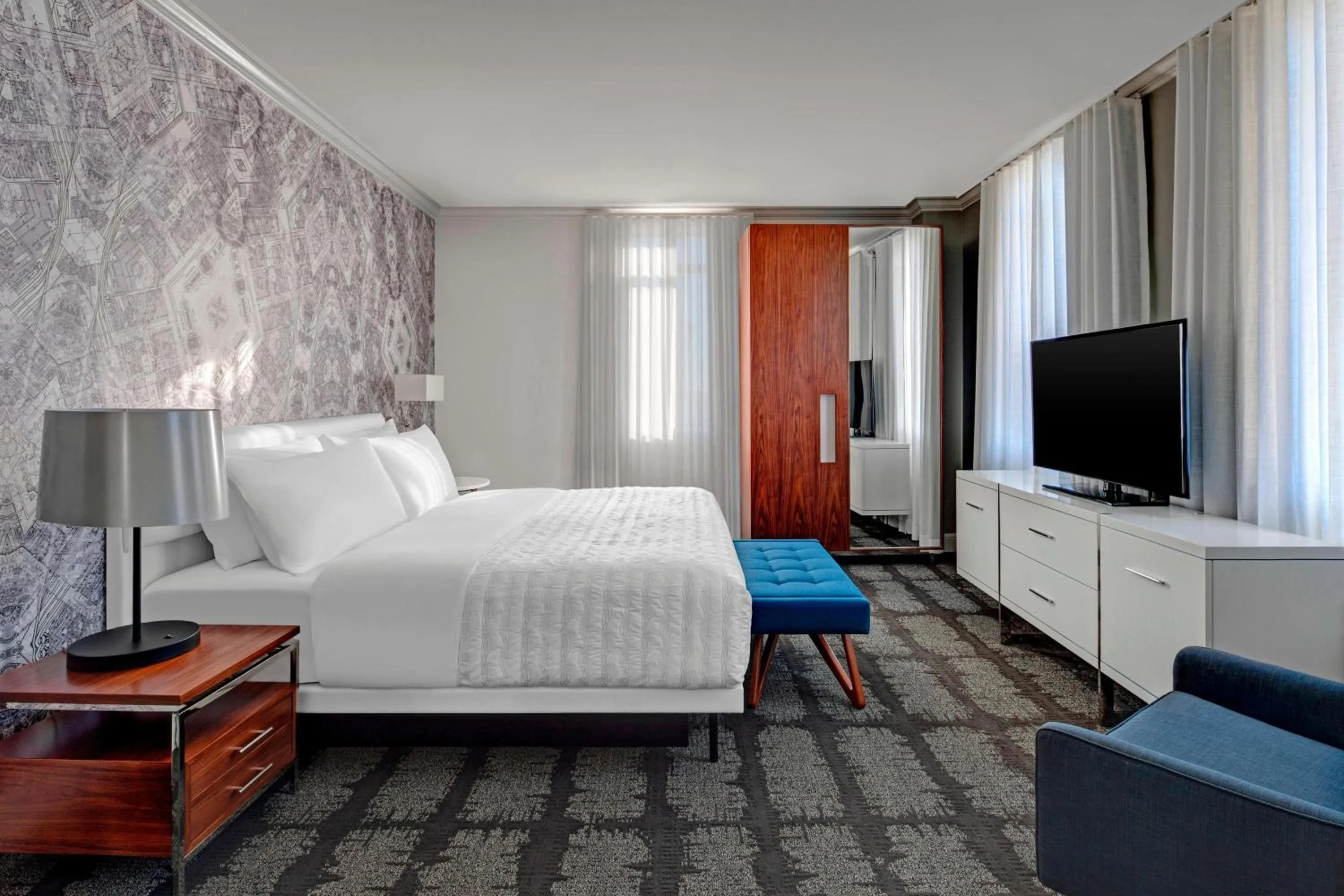Photo of the whole room, Bed in Le Meridien Indianapolis