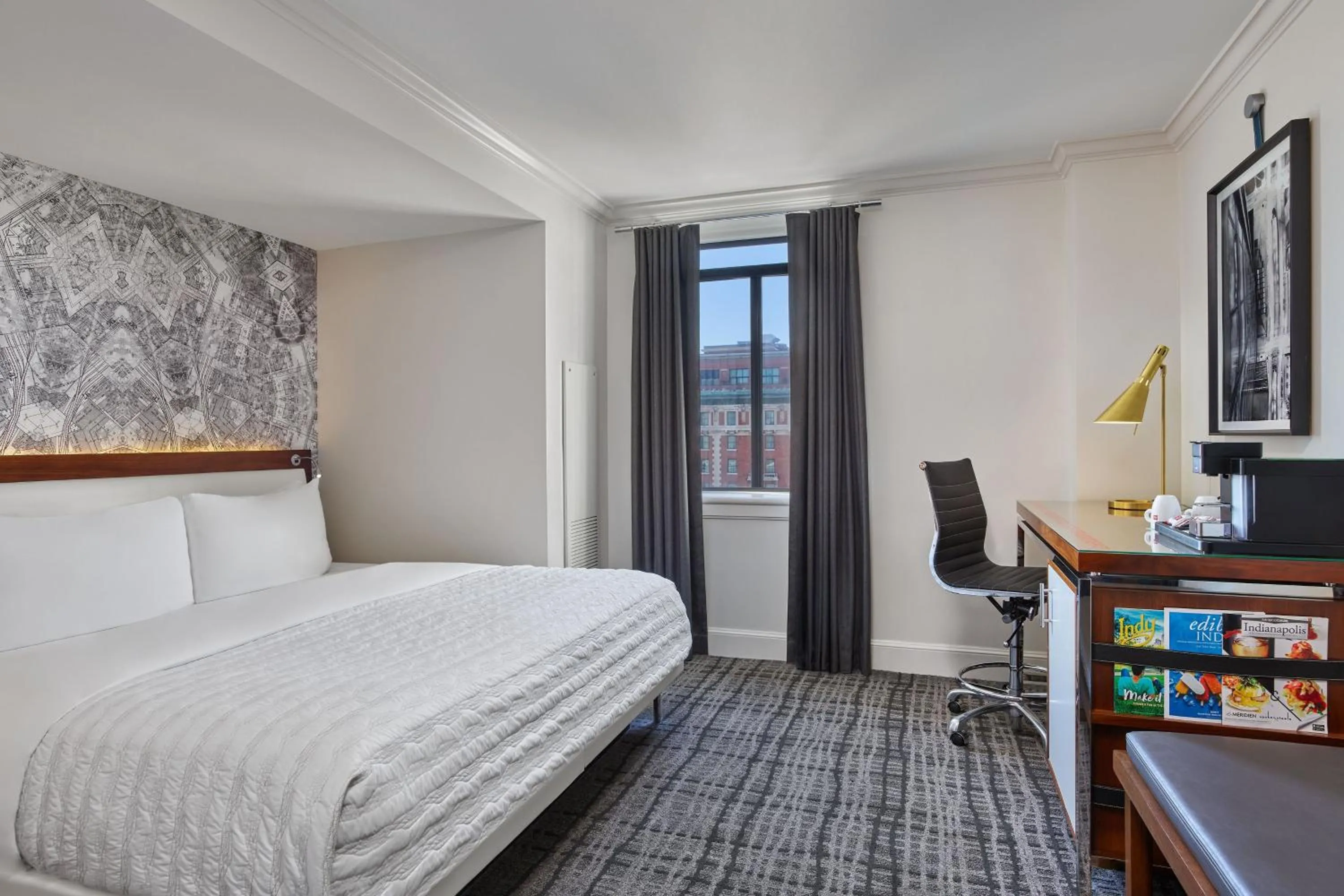 Photo of the whole room, Bed in Le Meridien Indianapolis