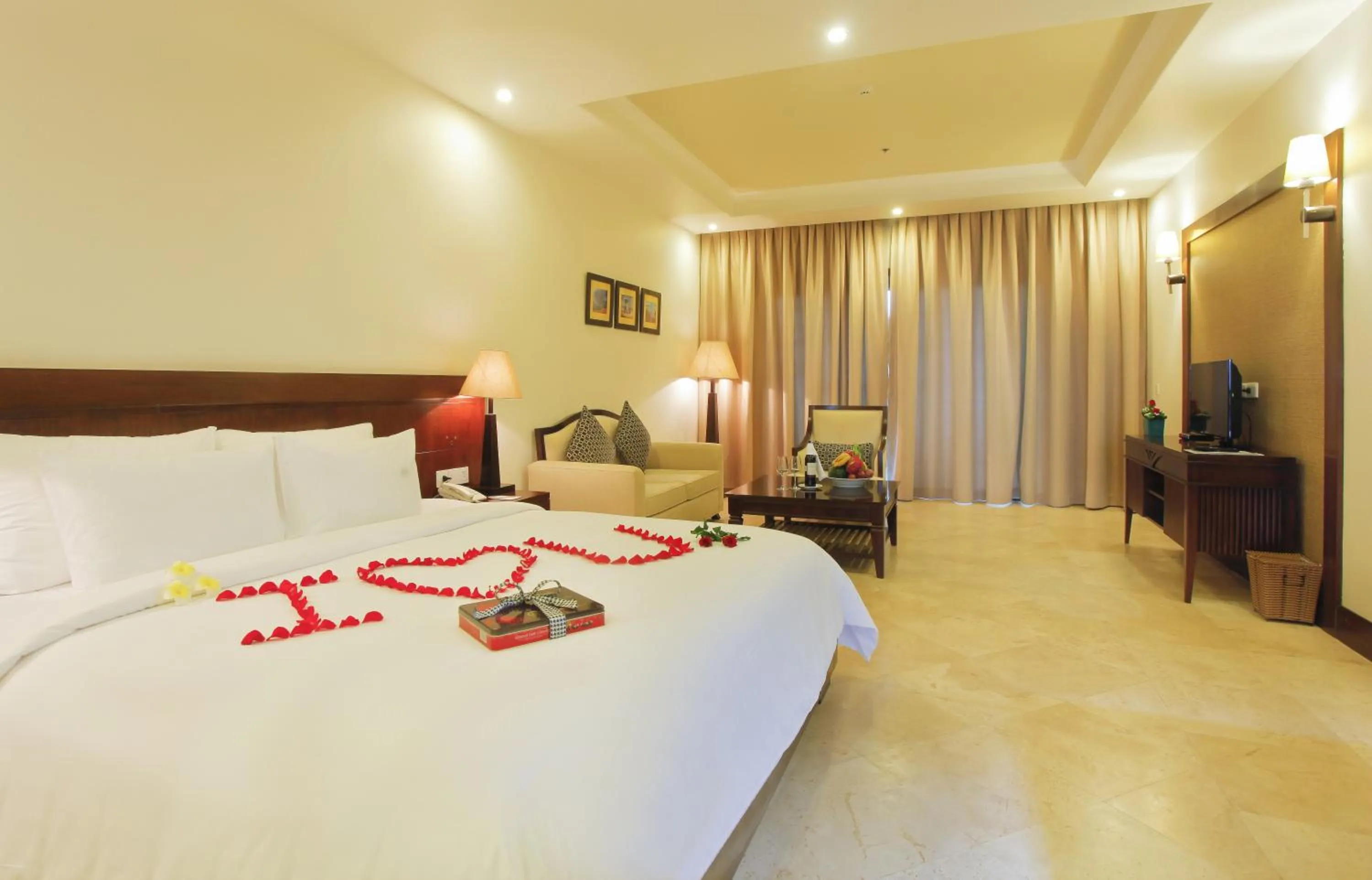 Seating area, Bed in Olalani Resort & Condotel