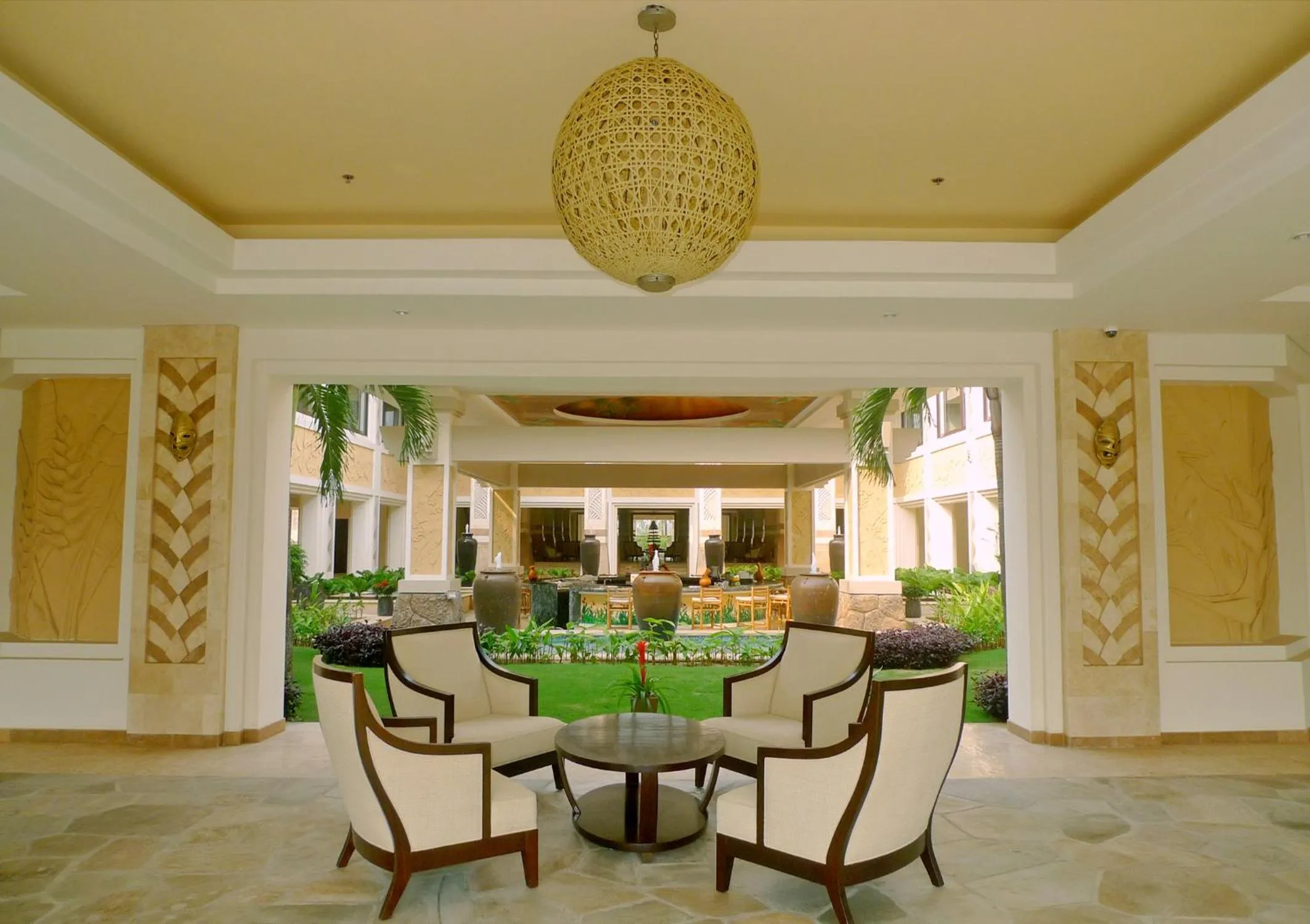 Lounge or bar in Olalani Resort & Condotel