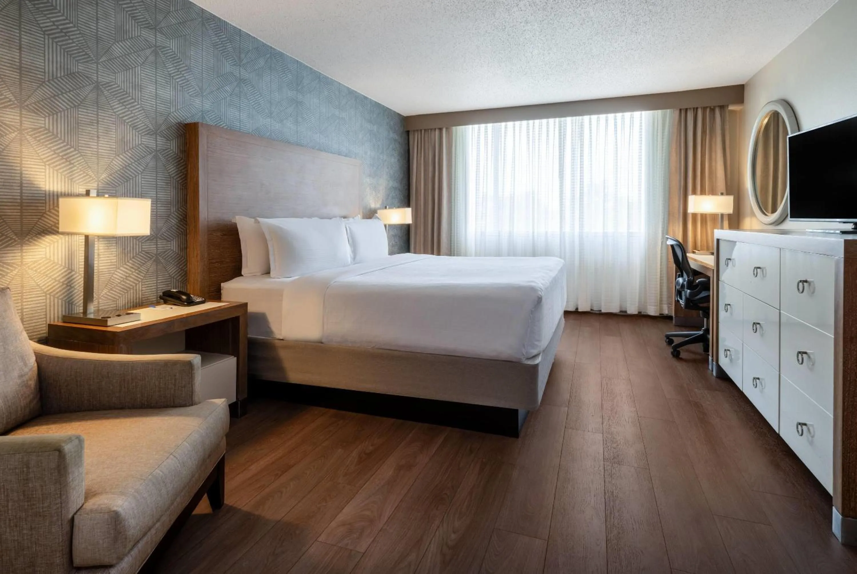 Photo of the whole room, Bed in Wyndham Indianapolis Airport