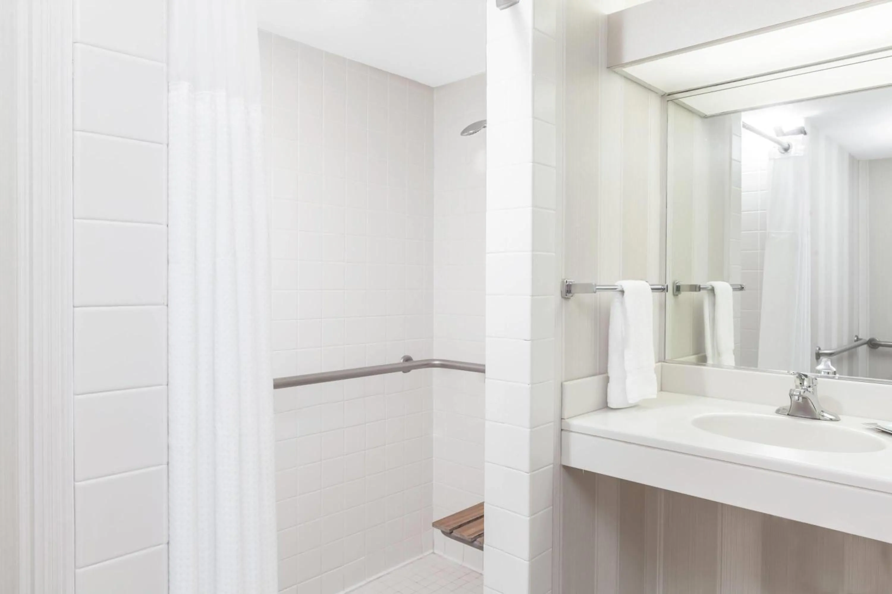 Shower in Wyndham Indianapolis Airport