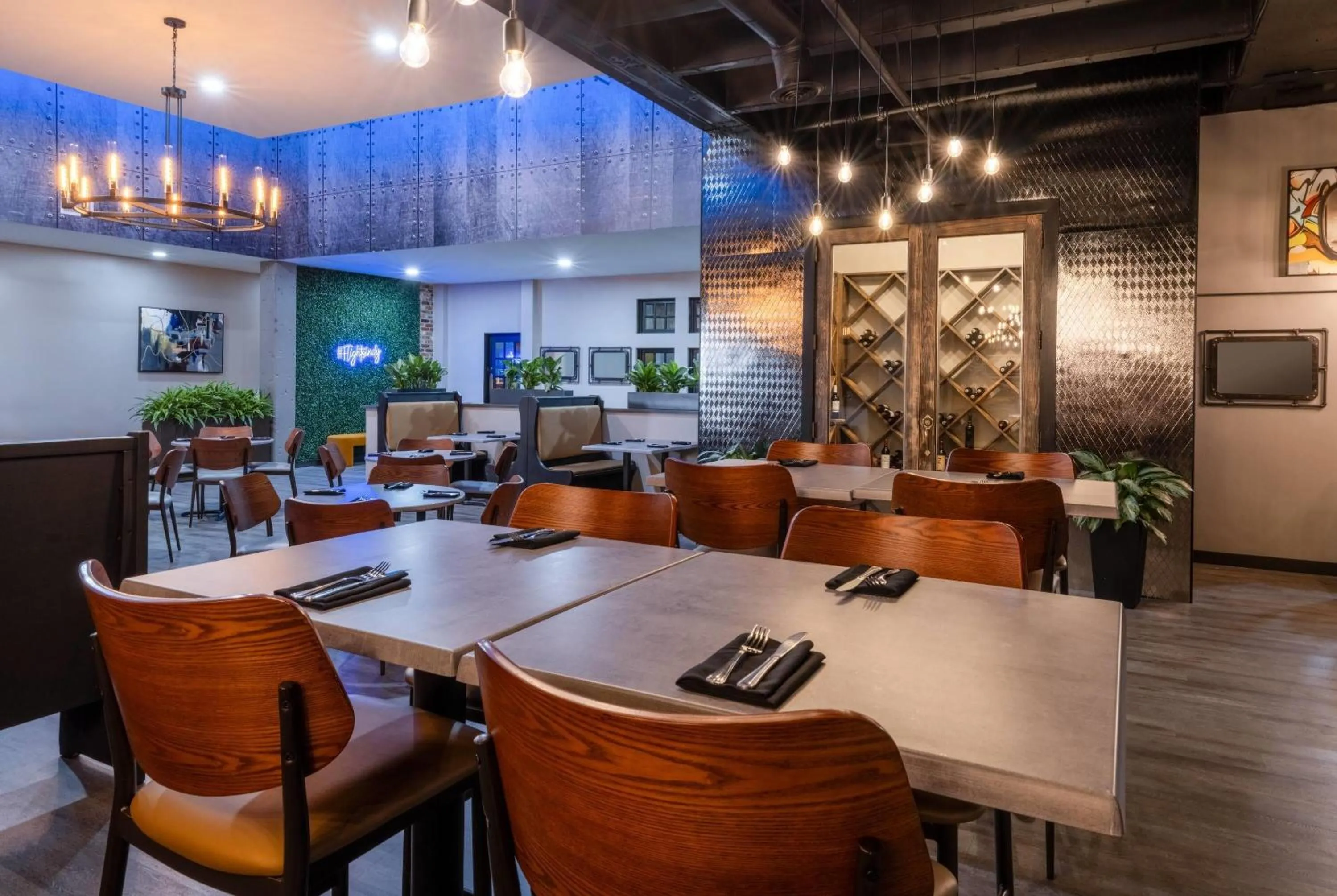 Restaurant/places to eat in Wyndham Indianapolis Airport