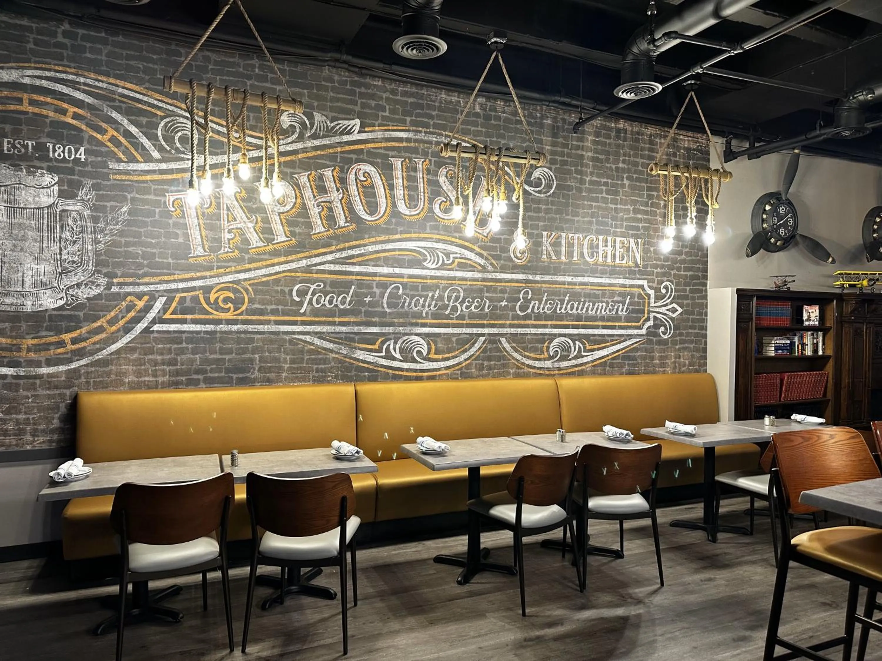 Restaurant/places to eat in Wyndham Indianapolis Airport