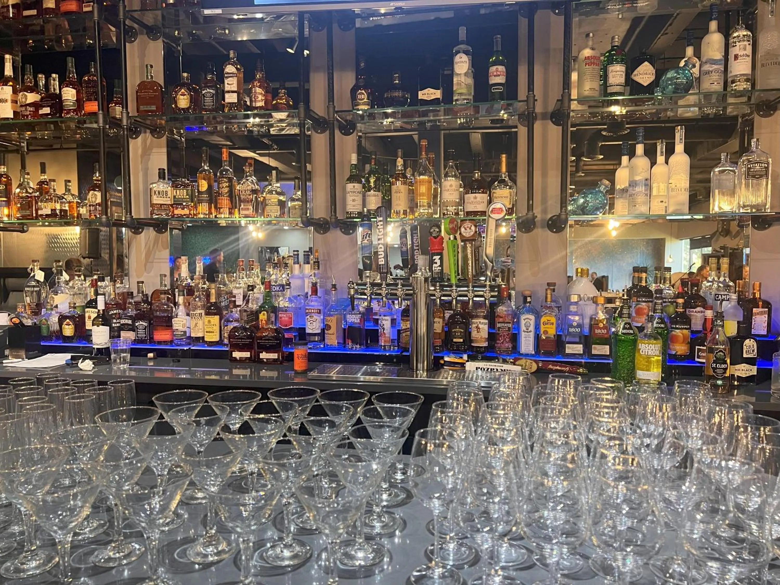 Lounge or bar in Wyndham Indianapolis Airport