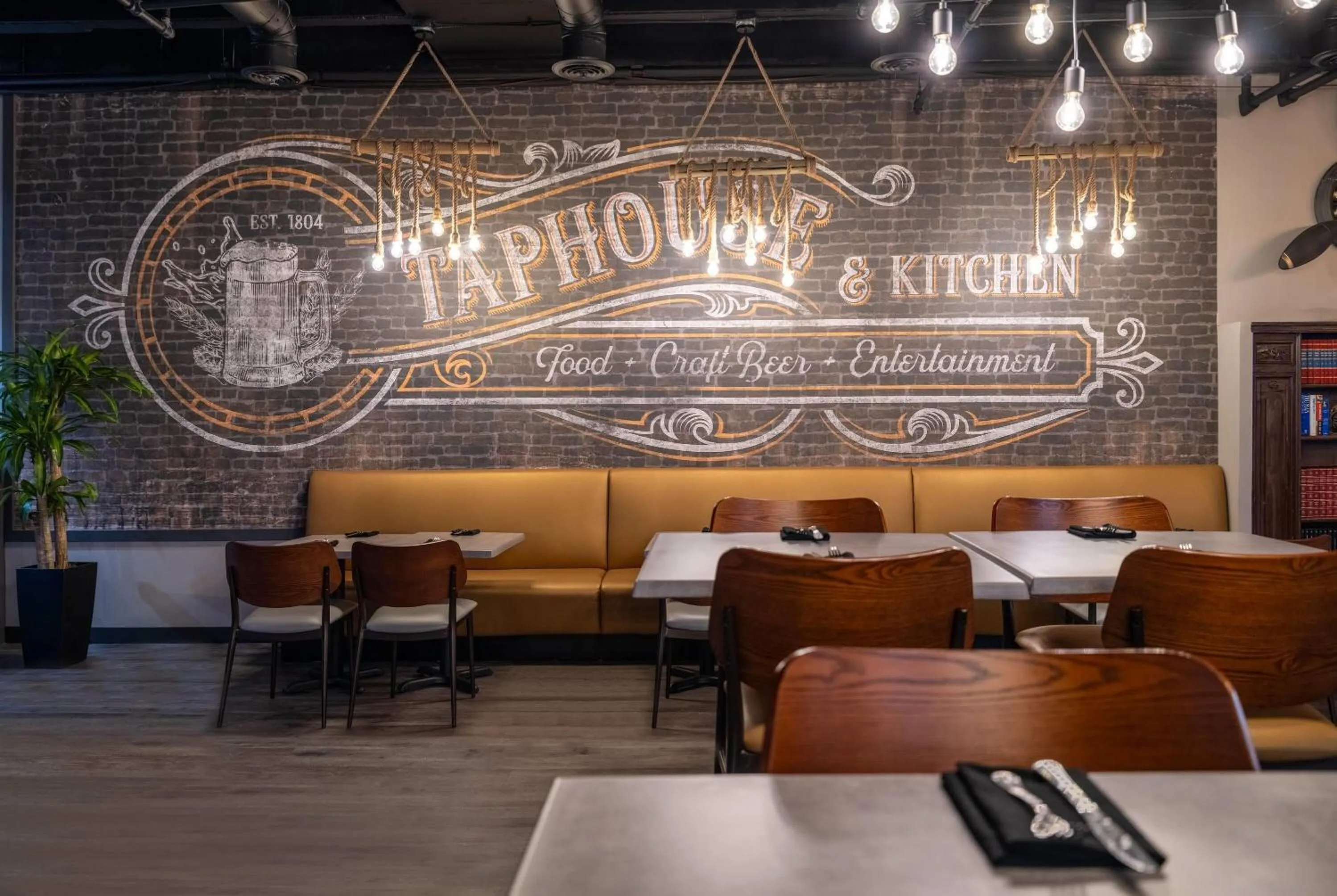 Restaurant/places to eat in Wyndham Indianapolis Airport