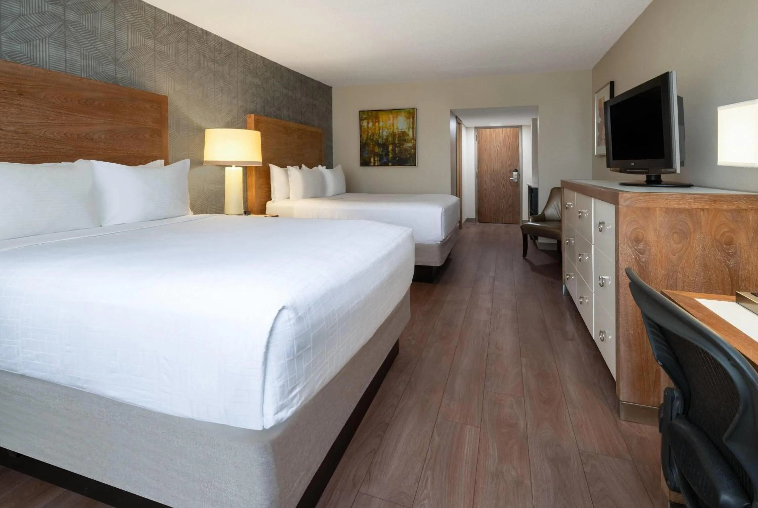 Photo of the whole room, Bed in Wyndham Indianapolis Airport