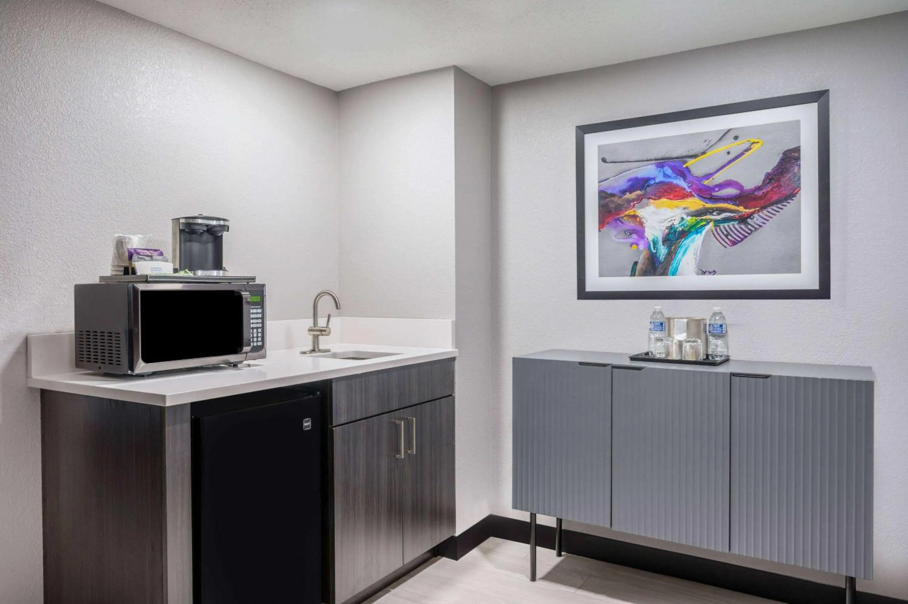 Photo of the whole room in Wyndham Indianapolis Airport