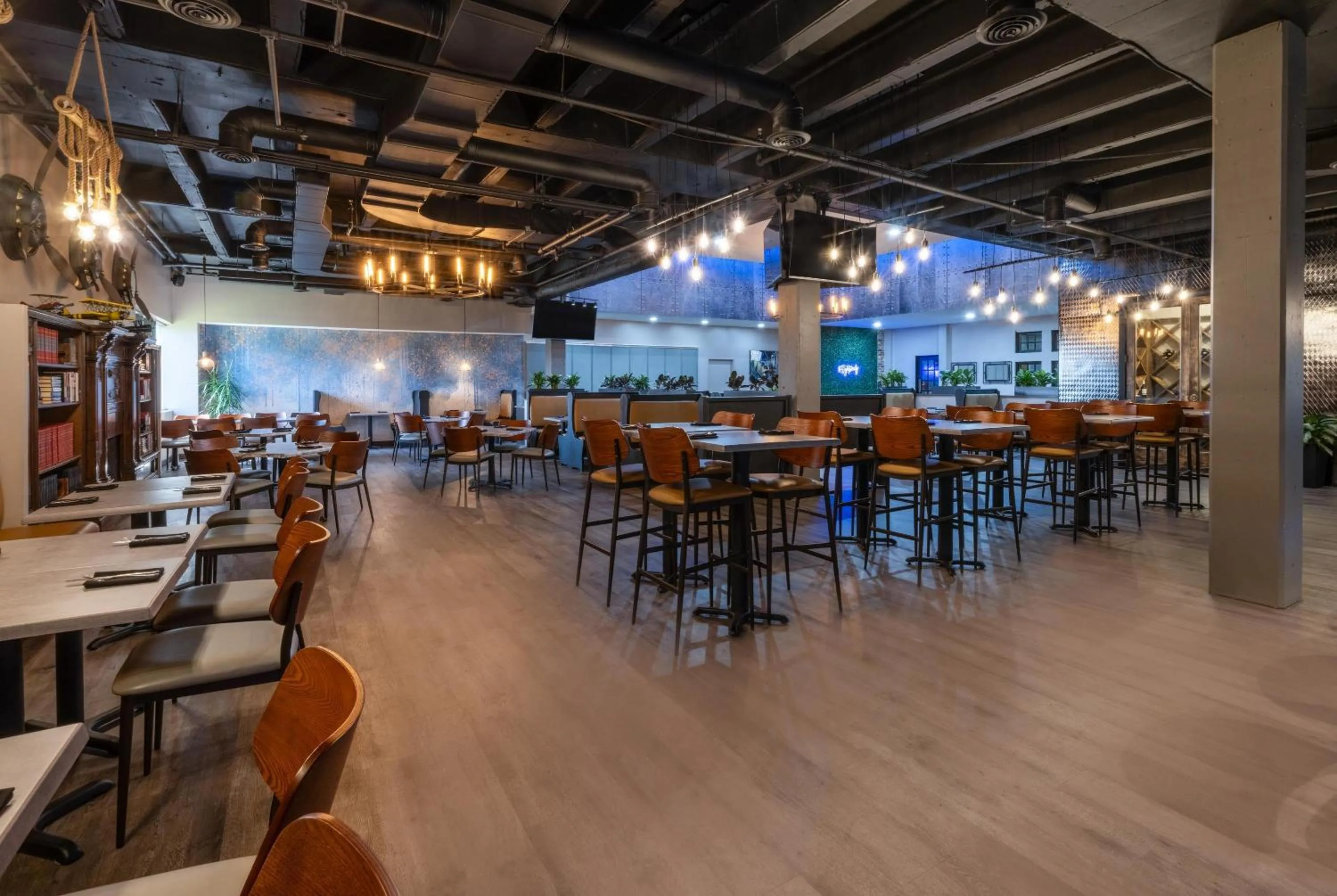 Restaurant/places to eat in Wyndham Indianapolis Airport