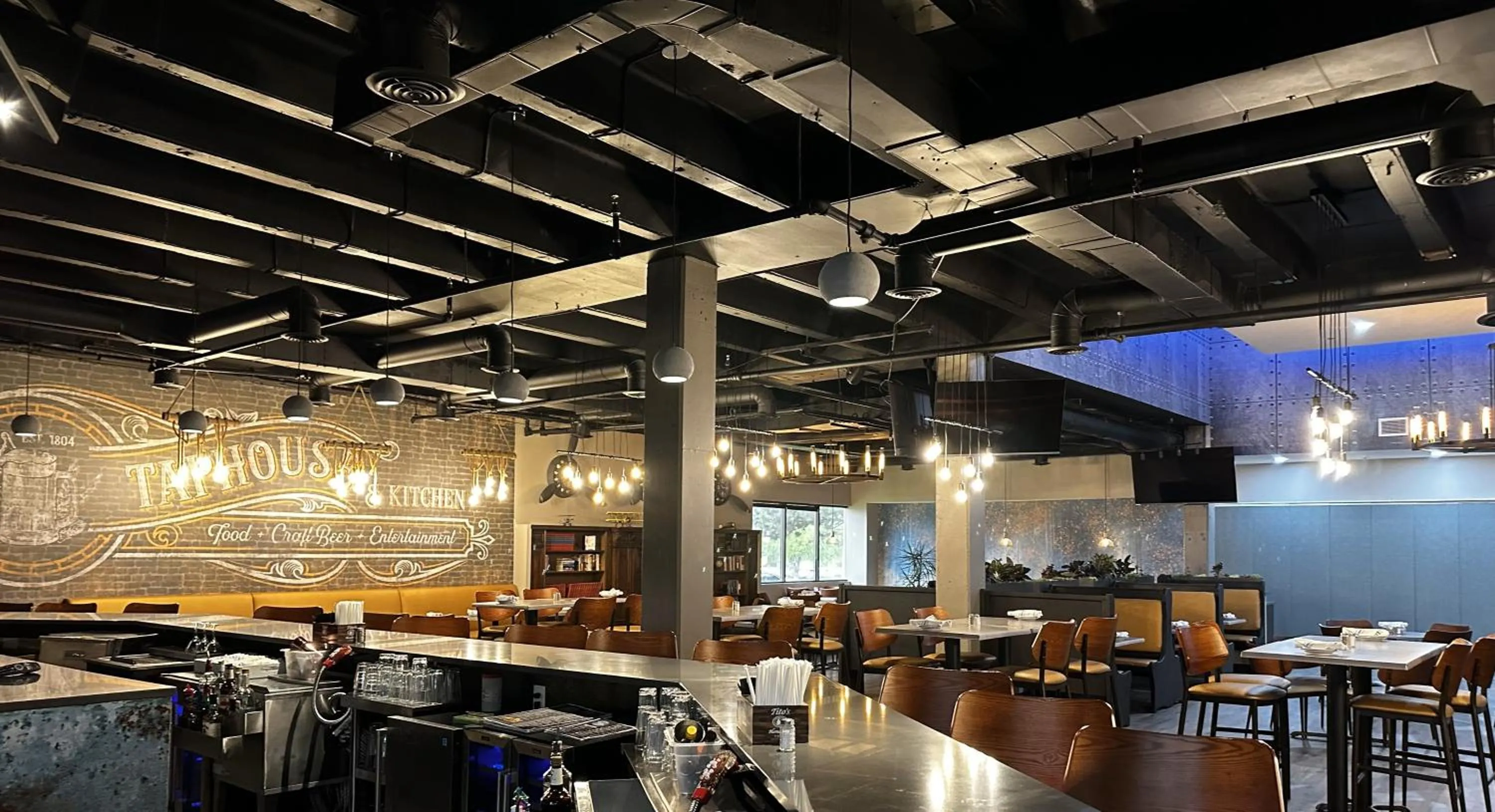 Restaurant/places to eat in Wyndham Indianapolis Airport