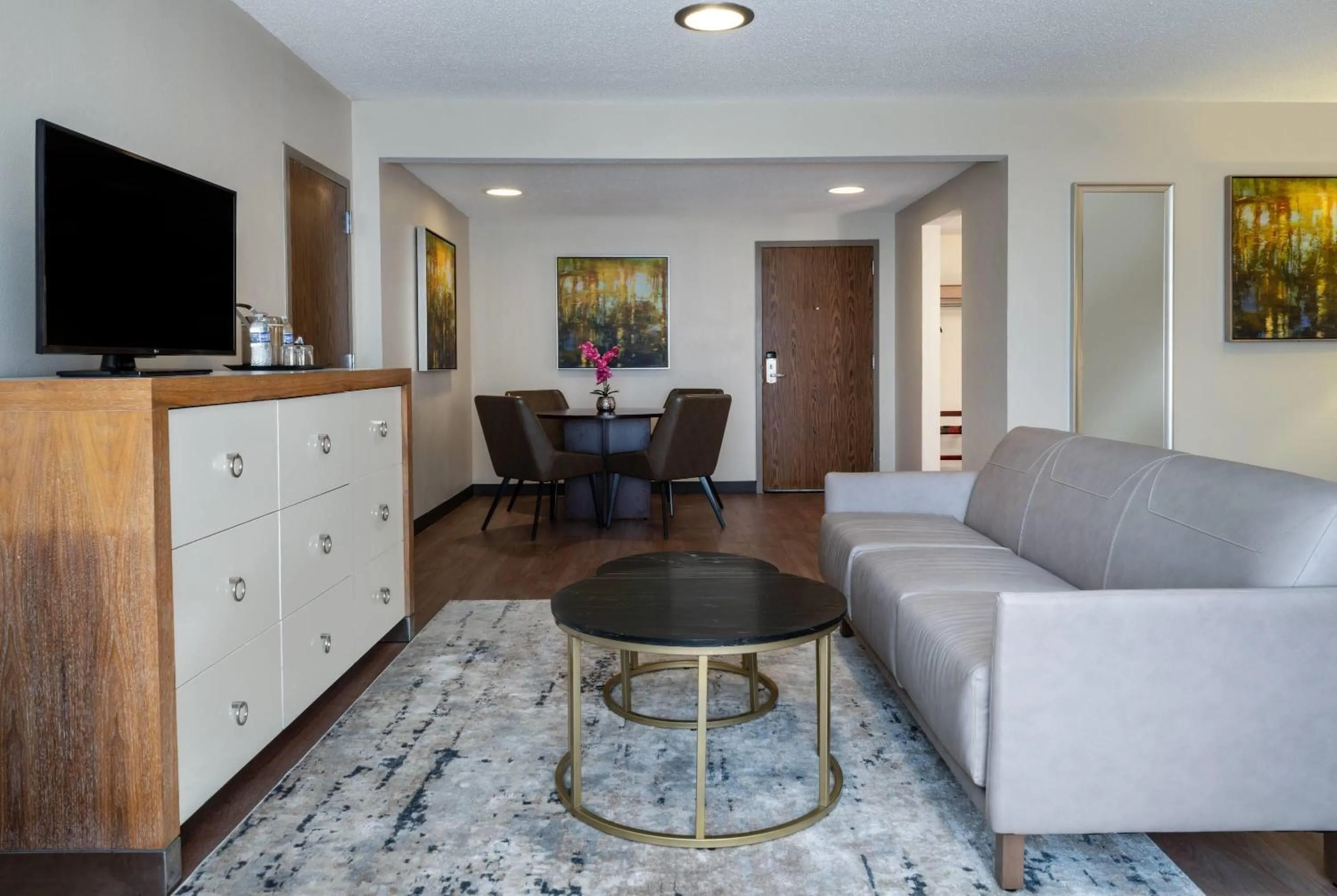 Photo of the whole room in Wyndham Indianapolis Airport