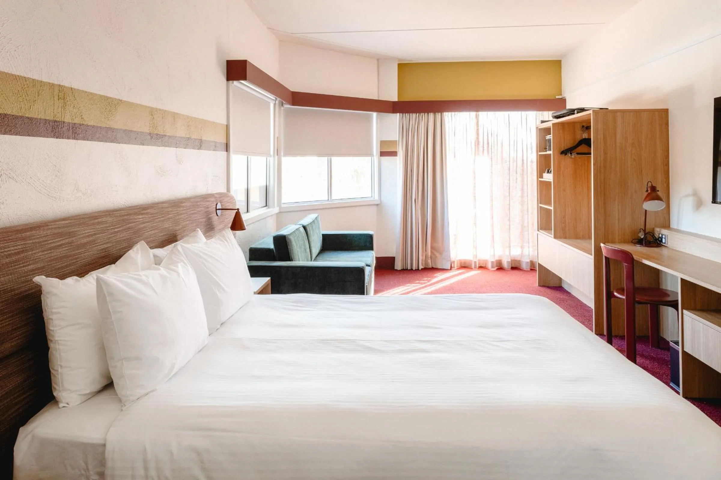 Bedroom, Bed in Statesman Hotel