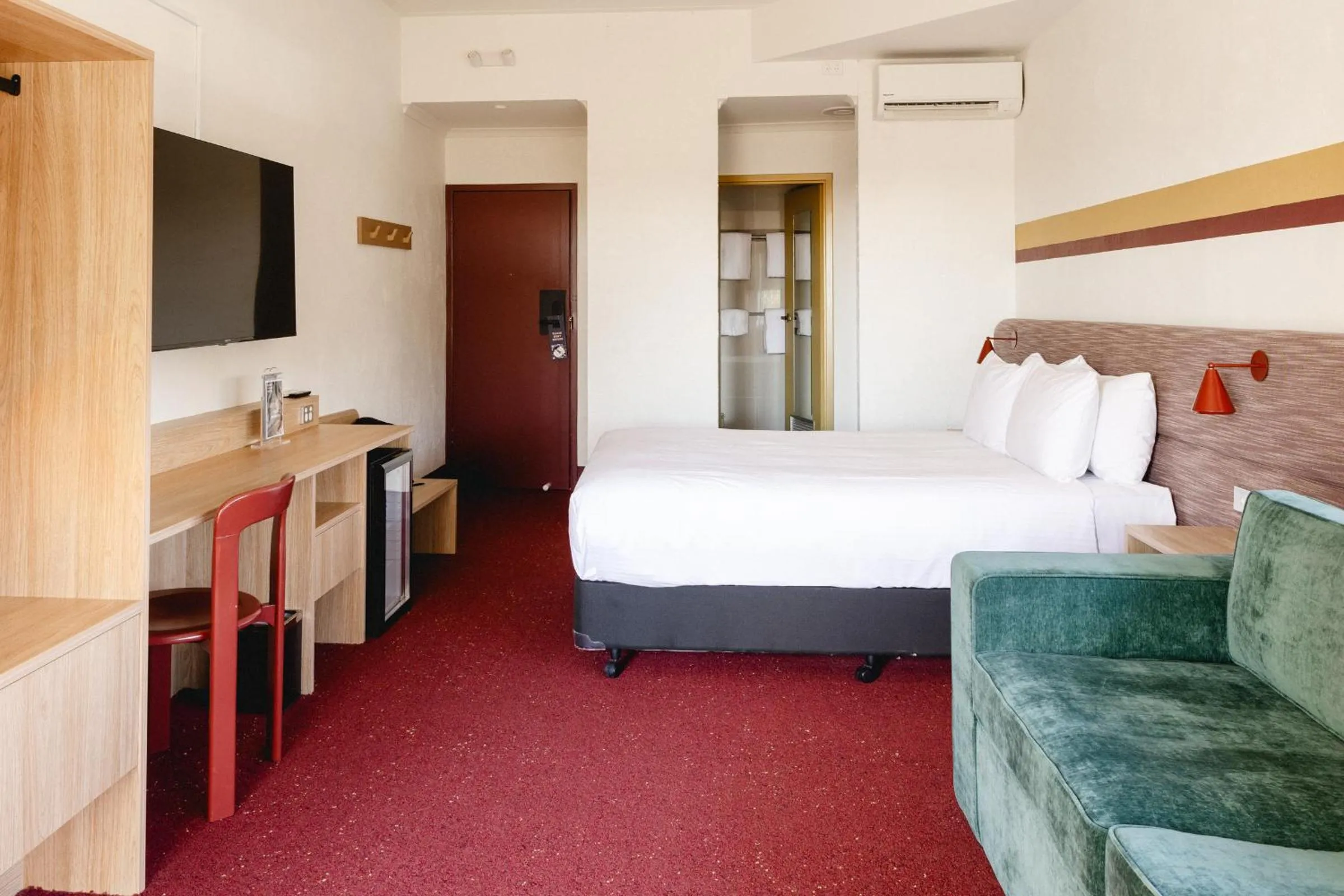 Bathroom, Bed in Statesman Hotel