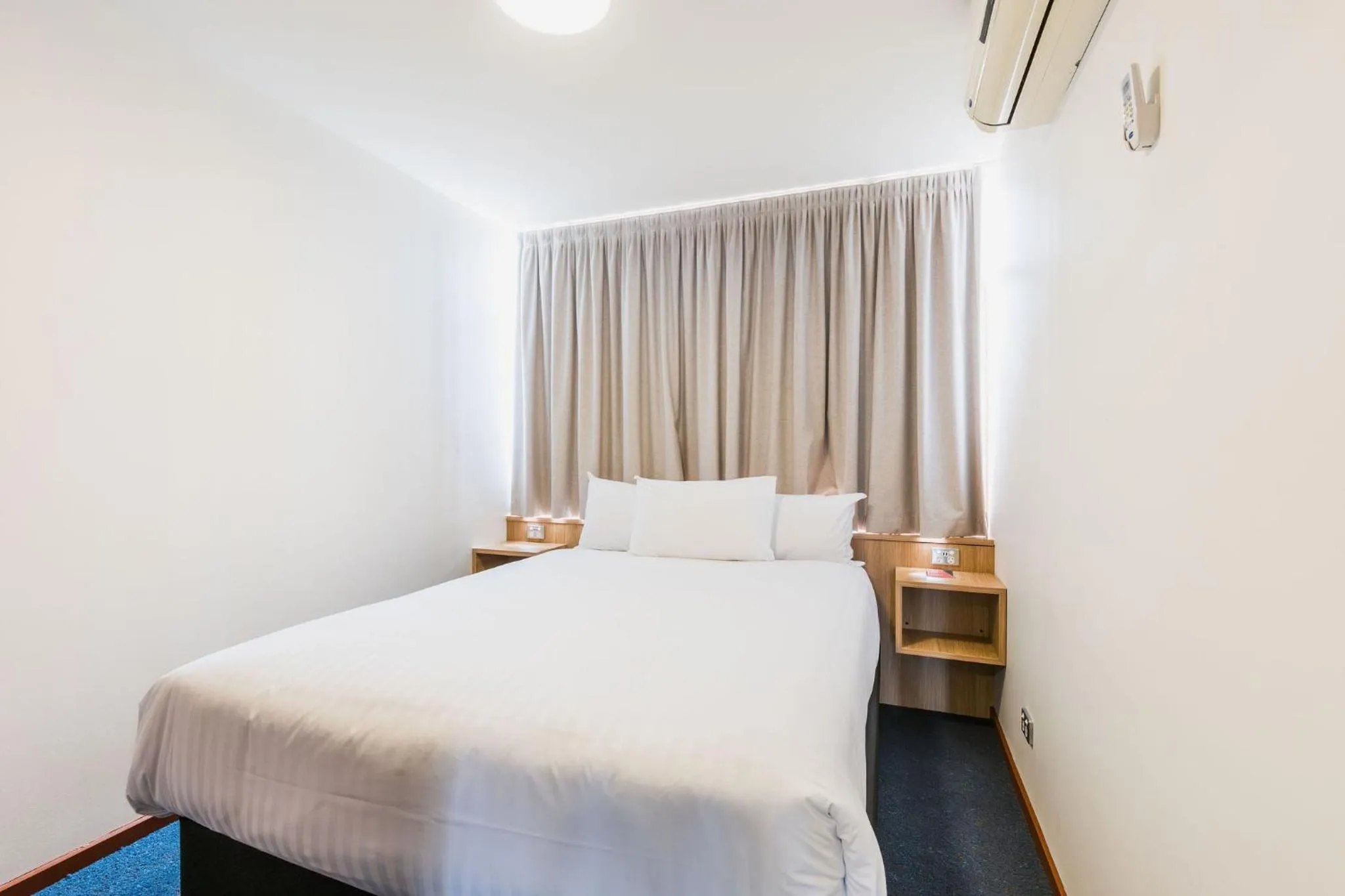 Bedroom, Bed in Statesman Hotel