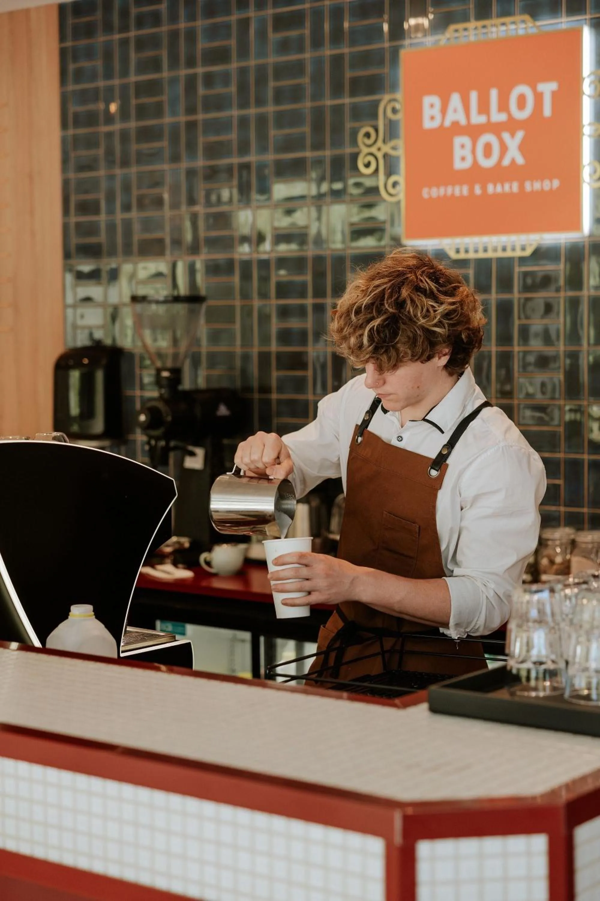 Coffee/tea facilities in Statesman Hotel