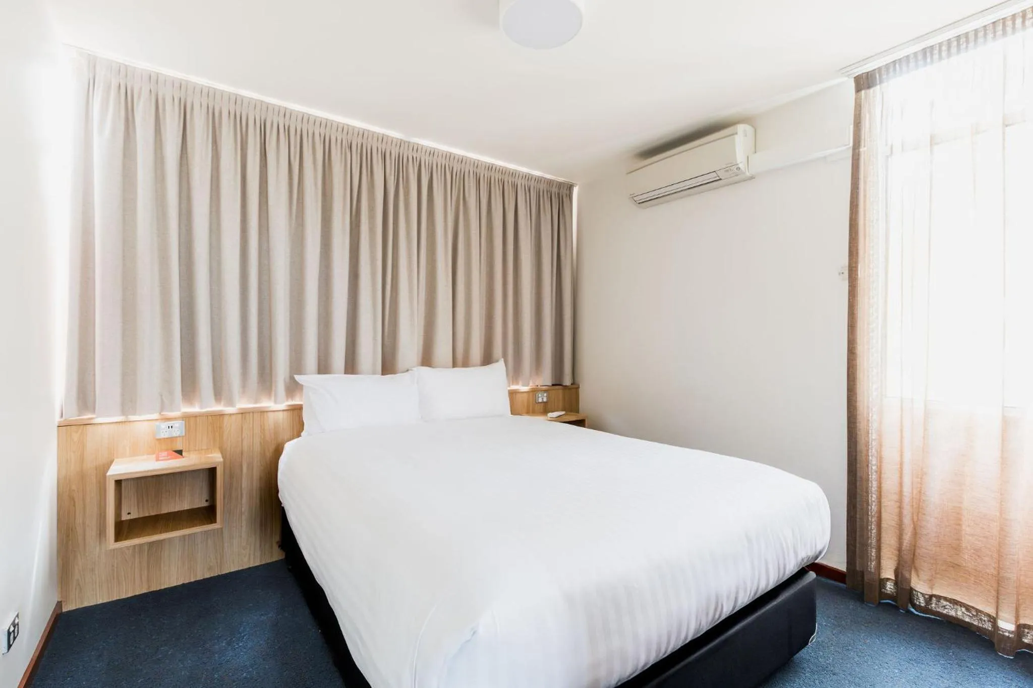 Bedroom, Bed in Statesman Hotel