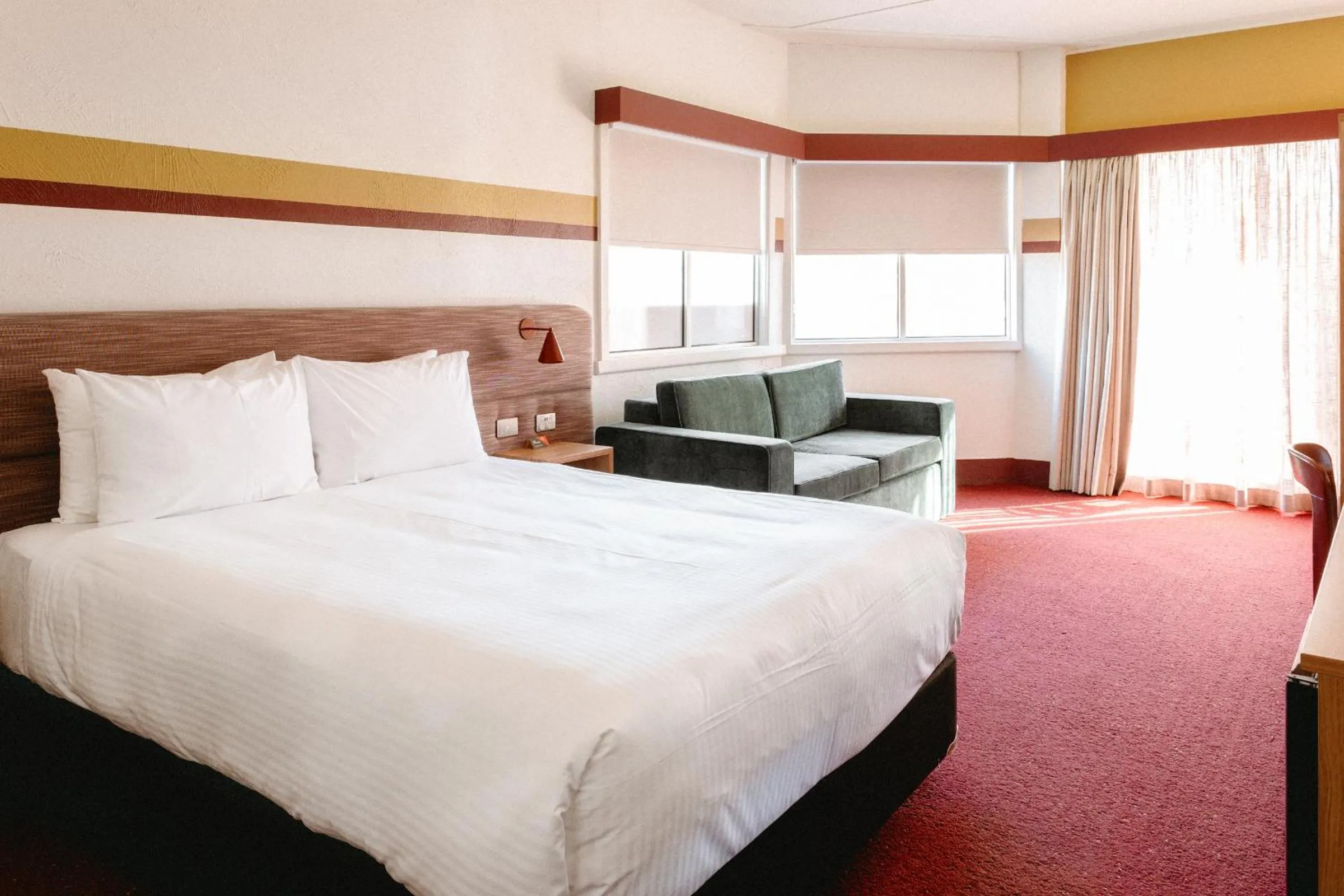 Bedroom, Bed in Statesman Hotel