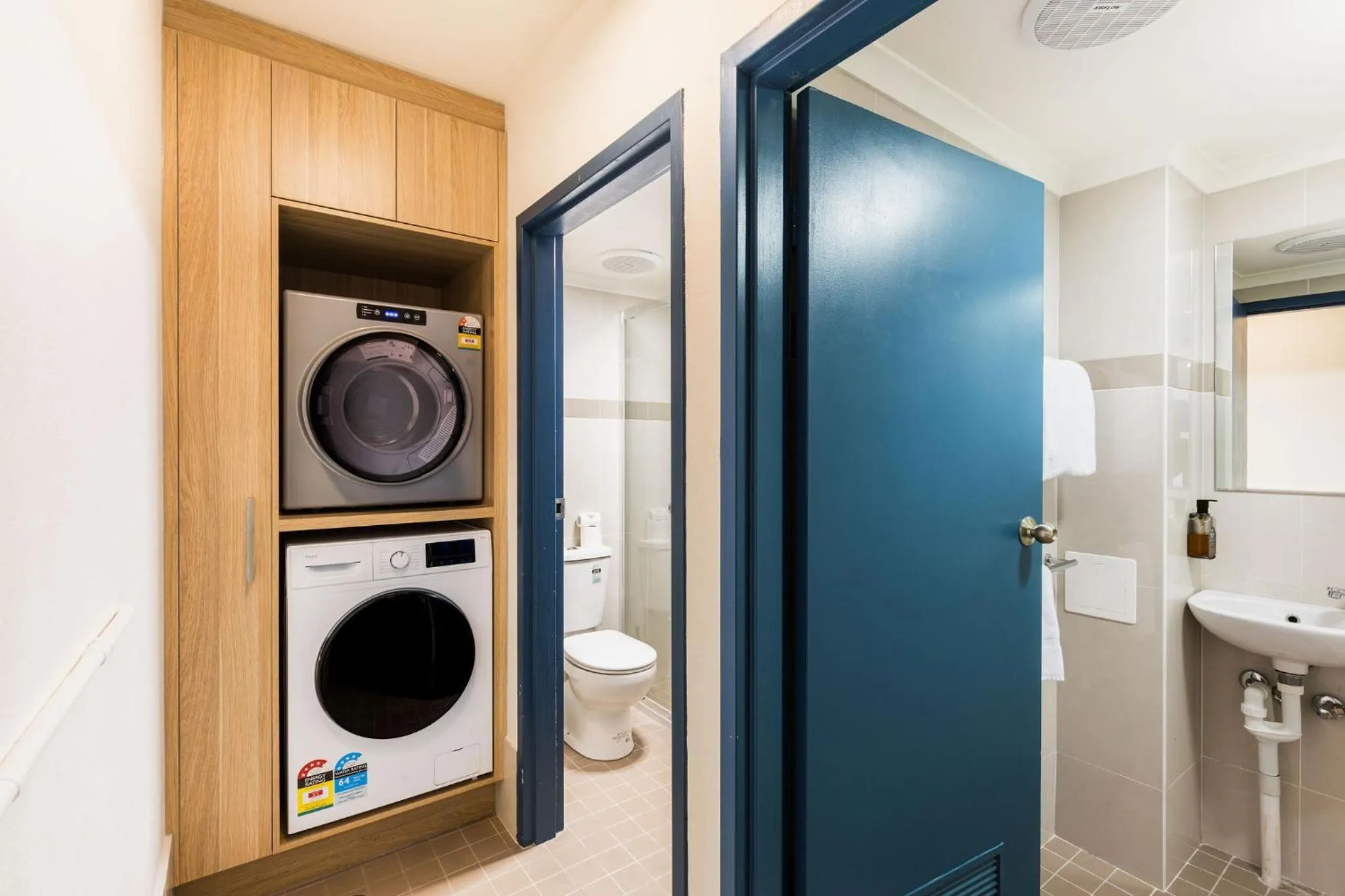 Toilet in Statesman Hotel