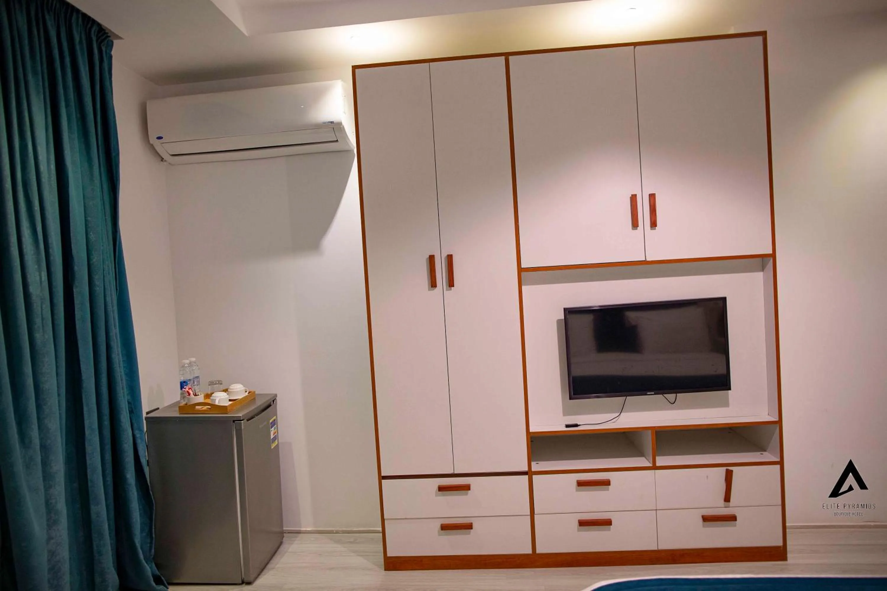 TV and multimedia in Elite Pyramids Boutique Hotel