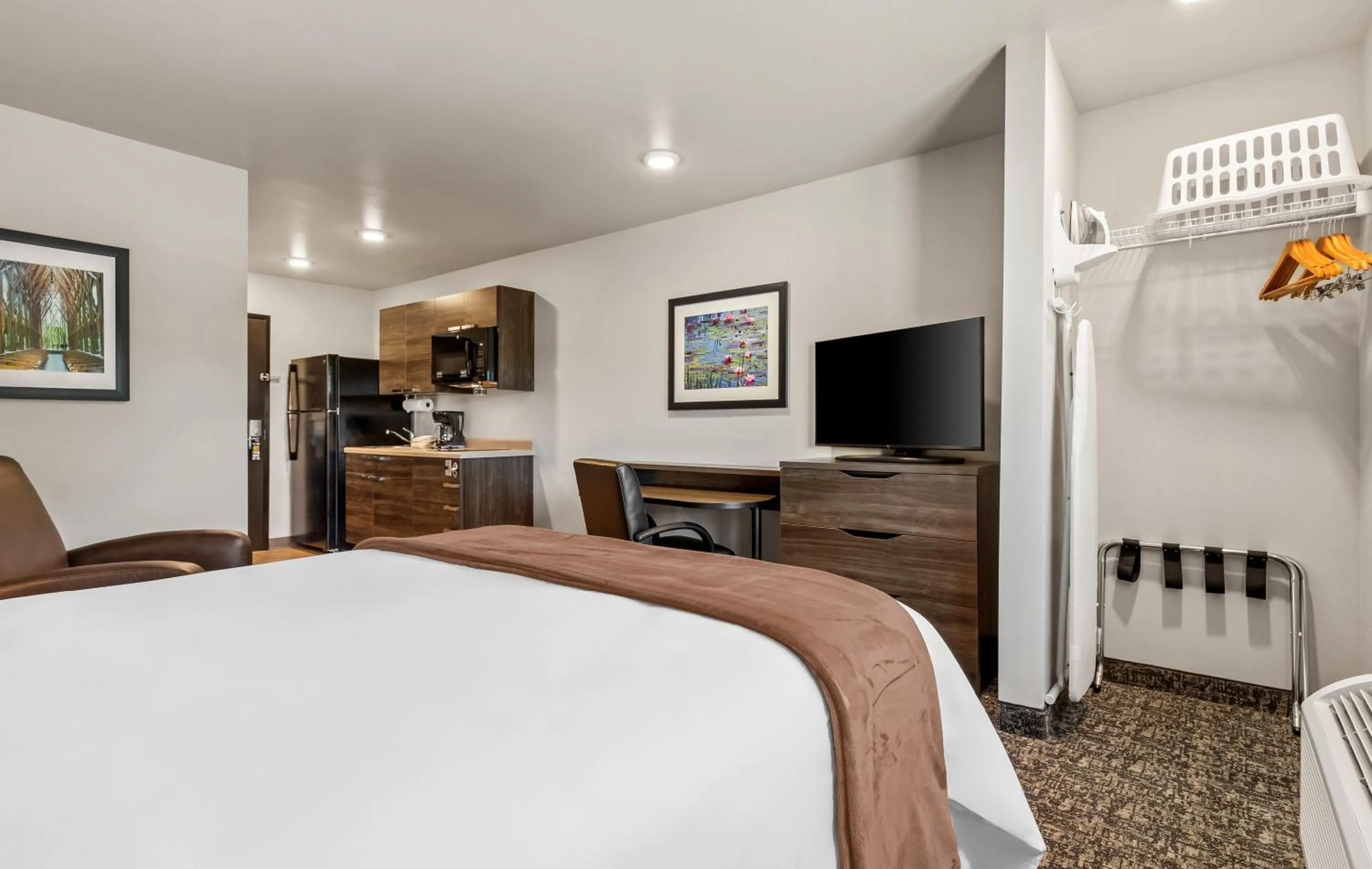 Bed in My Place Hotel-Shakopee, MN