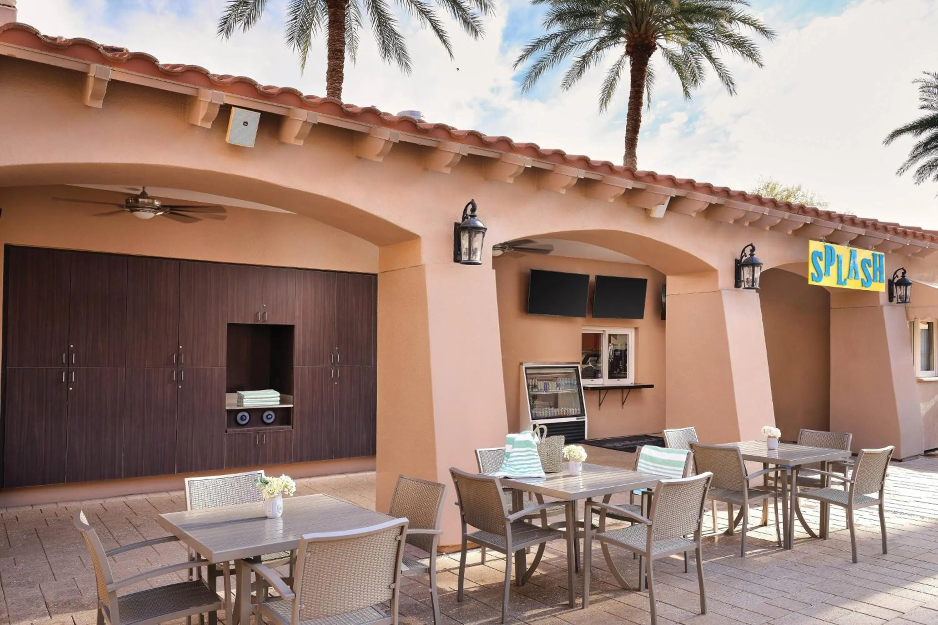 Lounge or bar in Sheraton Desert Oasis Villas, Scottsdale