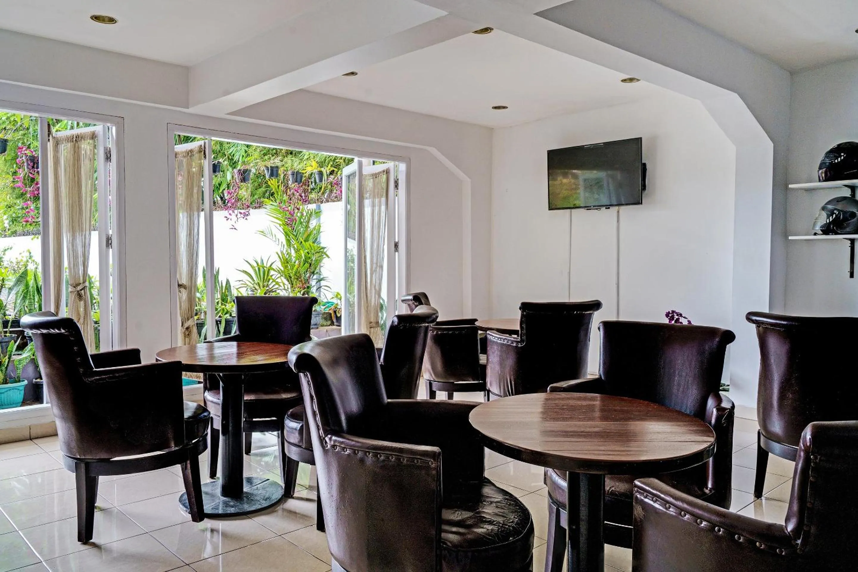 Restaurant/places to eat in Collection O 92277 Setra Priangan Guest House
