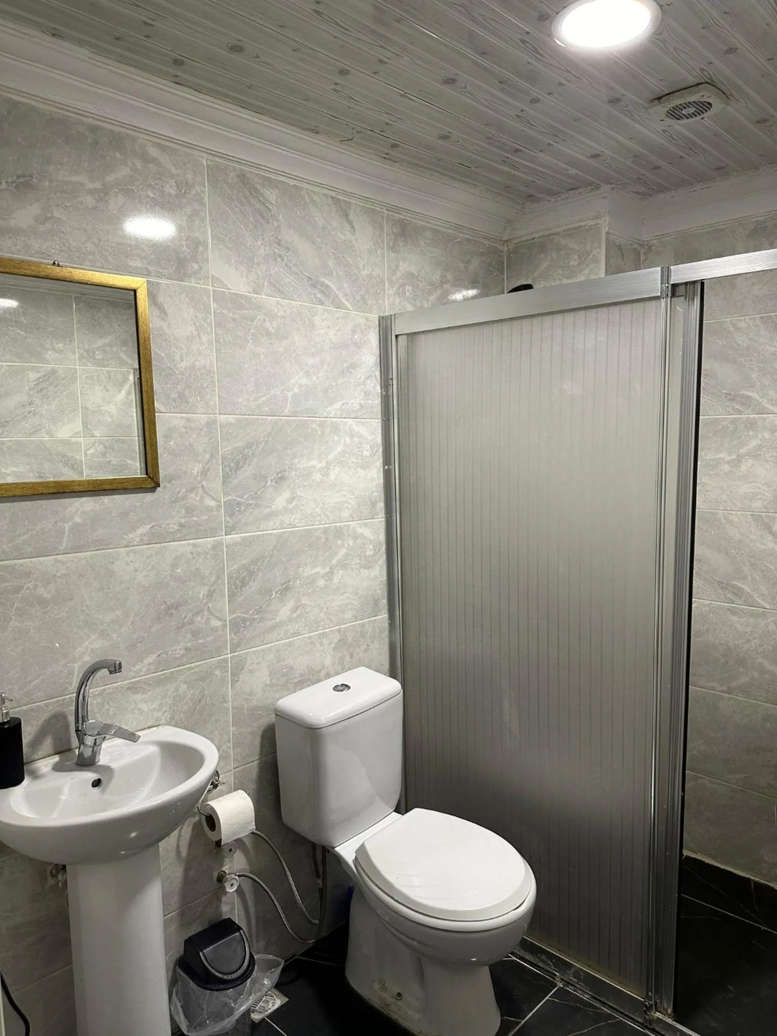 Bathroom in Güner Hotel