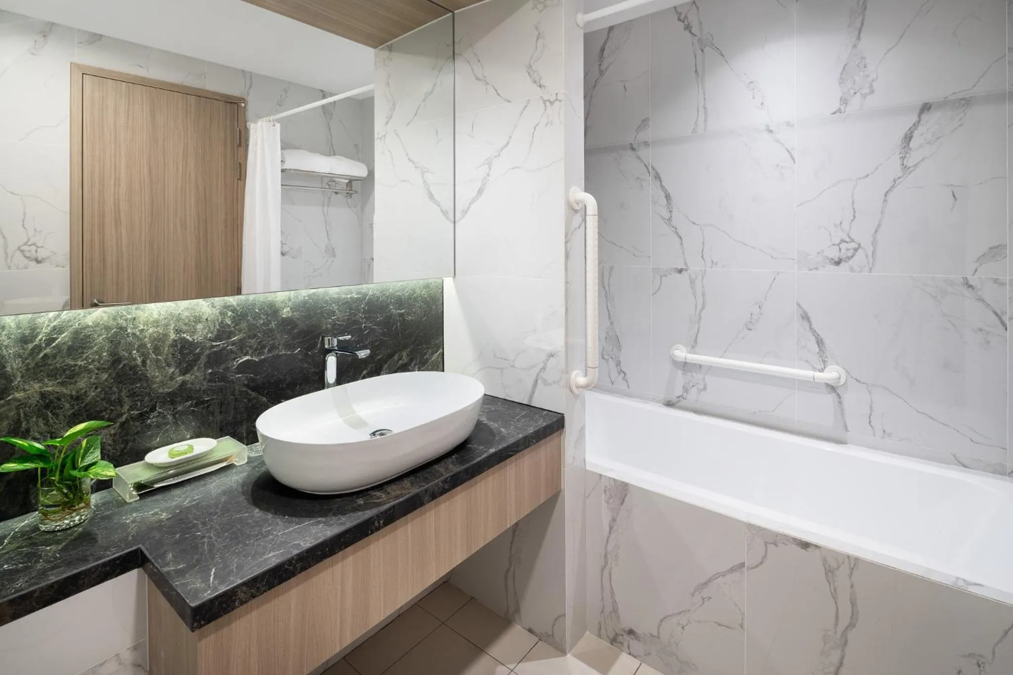 Bathroom in Park Avenue Clemenceau