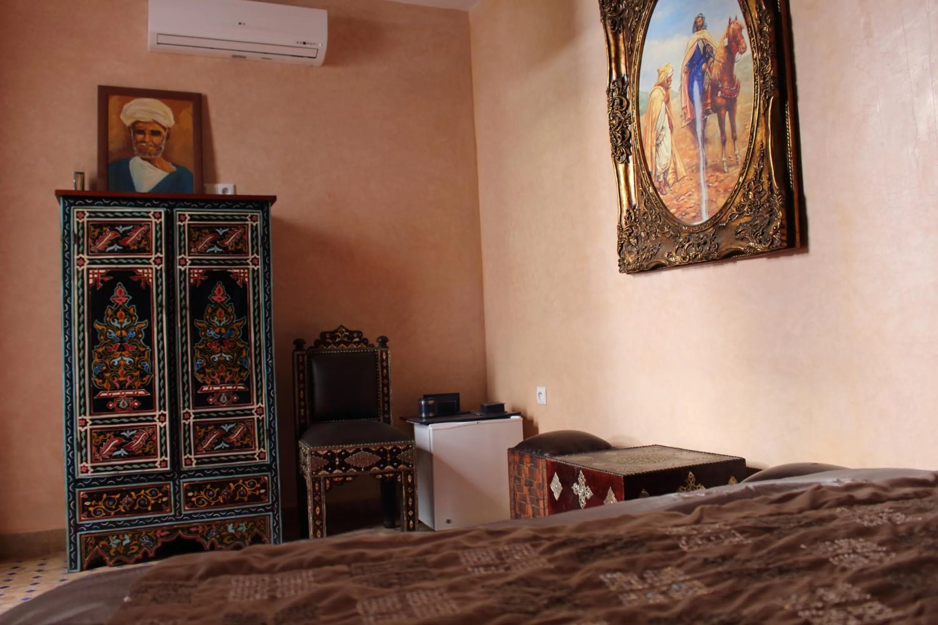 Seating area, Bed in RIAD MAKENE MOUCHKILL