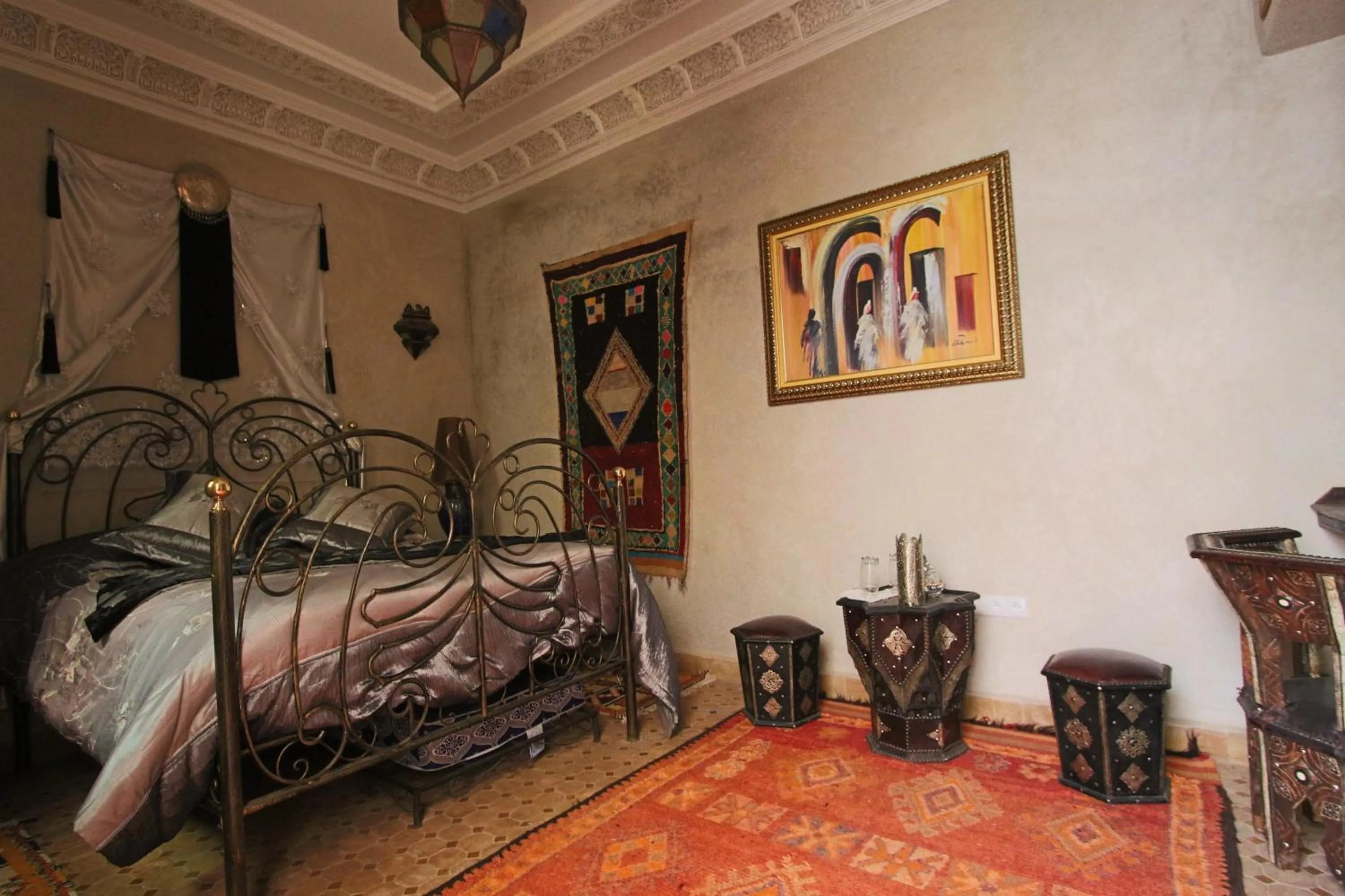 Seating area, Bed in RIAD MAKENE MOUCHKILL