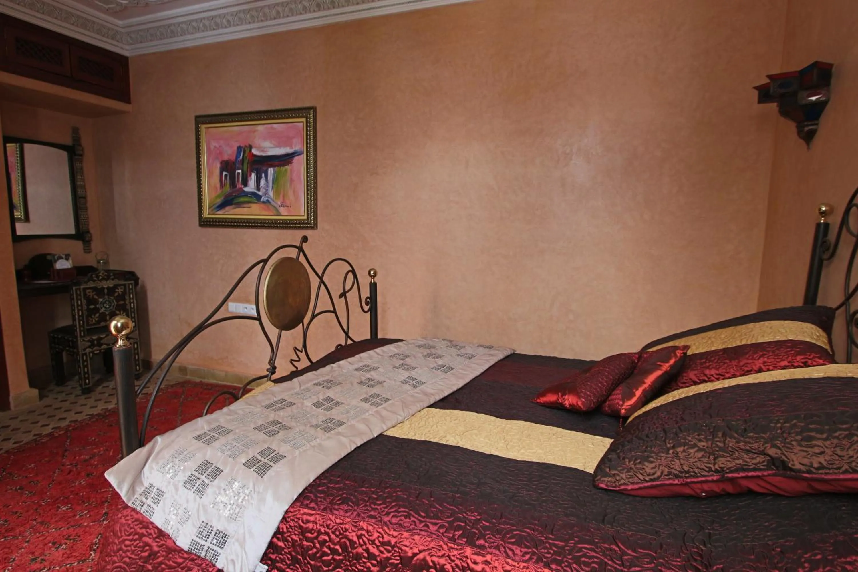 Photo of the whole room, Bed in RIAD MAKENE MOUCHKILL